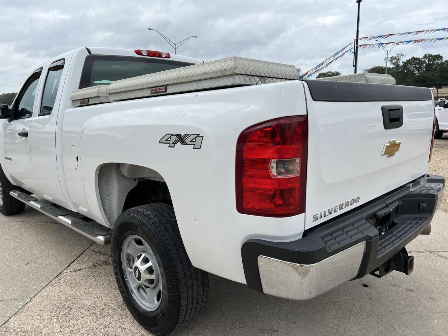 2013 White /Gray Chevrolet Silverado 2500HD Work Truck (1GC2KVC84DZ) with an 6.6L V8 OHV 32V TURBO DIESEL engine, 6-Speed Allison transmission, located at 4520 Airline Hwy, Baton Rouge, LA, 70805, (225) 357-1497, 30.509325, -91.145432 - 2013 Chevy Silverado 2500HD Ext Cab 4WD 6.6 Duramax Diesel, Allison Transmission, 221K Miles, Cold A/C, Power Windows & Locks, Spray In Bedliner, B&W Gooseneck Hitch, Tow Pkg. FOR INFO PLEASE CONTACT JEFF AT 225-413-0981 CHECK OUT OUR A+ RATING WITH THE BETTER BUSINESS BUREAU WE HAVE BEEN A FAMILY - Photo#7