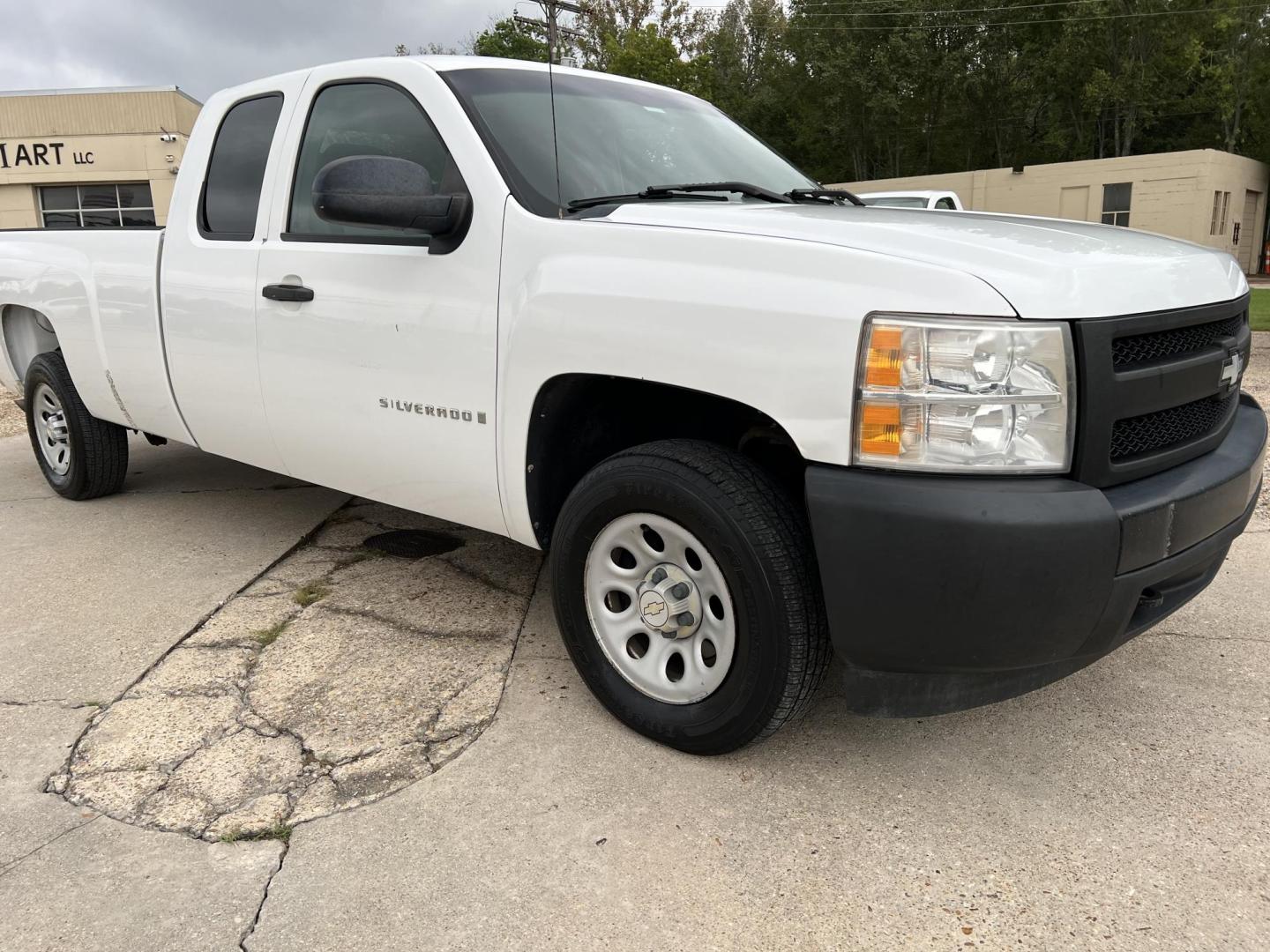 2008 White /Gray Chevrolet Silverado 1500 Work Truck (1GCEC190X8E) with an 5.3L V8 OHV 16V FFV engine, 4-Speed Automatic Overdrive transmission, located at 4520 Airline Hwy, Baton Rouge, LA, 70805, (225) 357-1497, 30.509325, -91.145432 - 2008 Chevy Silverado 1500 Ext Cab 8Ft Bed, 5.3 V8 Gas, 212K Miles, Cold A/C, Spray In Bedliner, Tow Pkg. FOR INFO PLEASE CONTACT JEFF AT 225-413-0981 CHECK OUT OUR A+ RATING WITH THE BETTER BUSINESS BUREAU WE HAVE BEEN A FAMILY OWNED AND OPERATED BUSINESS AT THE SAME LOCATION FOR OVER 45 YEARS. WE - Photo#3