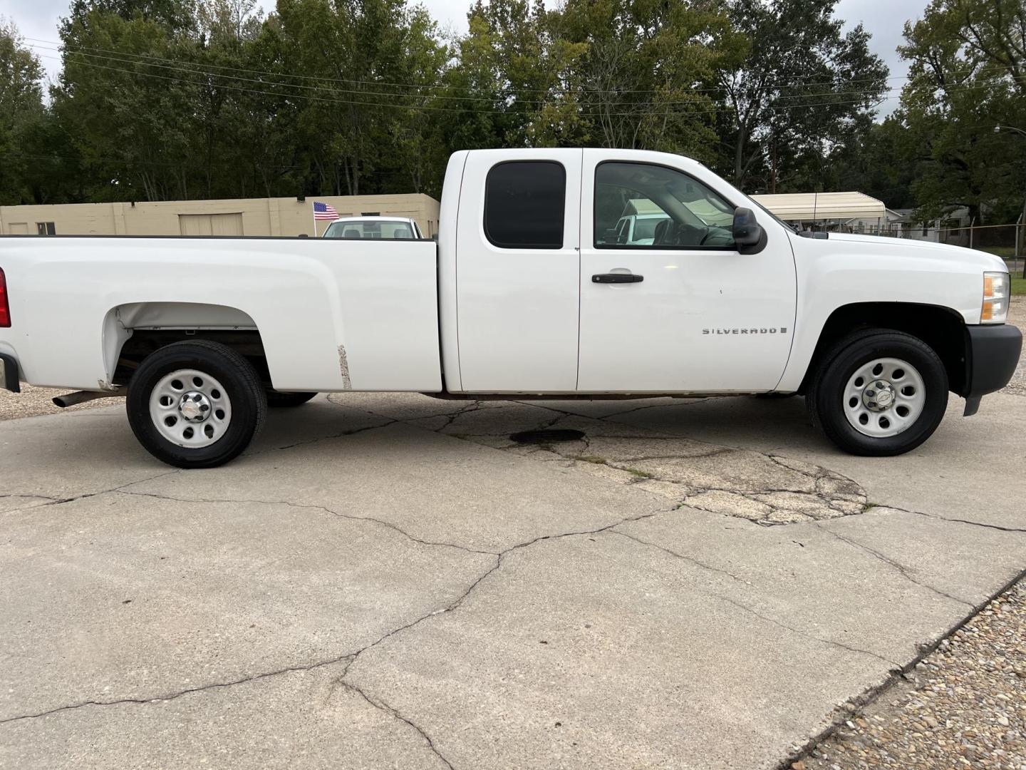 2008 White /Gray Chevrolet Silverado 1500 Work Truck (1GCEC190X8E) with an 5.3L V8 OHV 16V FFV engine, 4-Speed Automatic Overdrive transmission, located at 4520 Airline Hwy, Baton Rouge, LA, 70805, (225) 357-1497, 30.509325, -91.145432 - 2008 Chevy Silverado 1500 Ext Cab 8Ft Bed, 5.3 V8 Gas, 212K Miles, Cold A/C, Spray In Bedliner, Tow Pkg. FOR INFO PLEASE CONTACT JEFF AT 225-413-0981 CHECK OUT OUR A+ RATING WITH THE BETTER BUSINESS BUREAU WE HAVE BEEN A FAMILY OWNED AND OPERATED BUSINESS AT THE SAME LOCATION FOR OVER 45 YEARS. WE - Photo#4