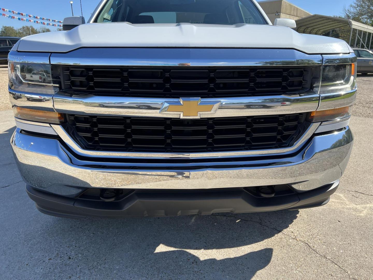 2017 White /Gray Chevrolet Silverado 1500 LT (3GCUKREC3HG) with an 5.3L V8 OHV 16V engine, 6-Speed Automatic transmission, located at 4520 Airline Hwy, Baton Rouge, LA, 70805, (225) 357-1497, 30.509325, -91.145432 - 2017 Chevy Silverado Crew Cab LT 4WD 5.3 V8 Gas, 172K Miles, Cloth Seats, Power Windows, Locks & Mirrors, Rear Camera, Cold A/C, Tow Pkg. FOR INFO PLEASE CONTACT JEFF AT 225-413-0981 CHECK OUT OUR A+ RATING WITH THE BETTER BUSINESS BUREAU WE HAVE BEEN A FAMILY OWNED AND OPERATED BUSINESS AT THE SAME - Photo#2