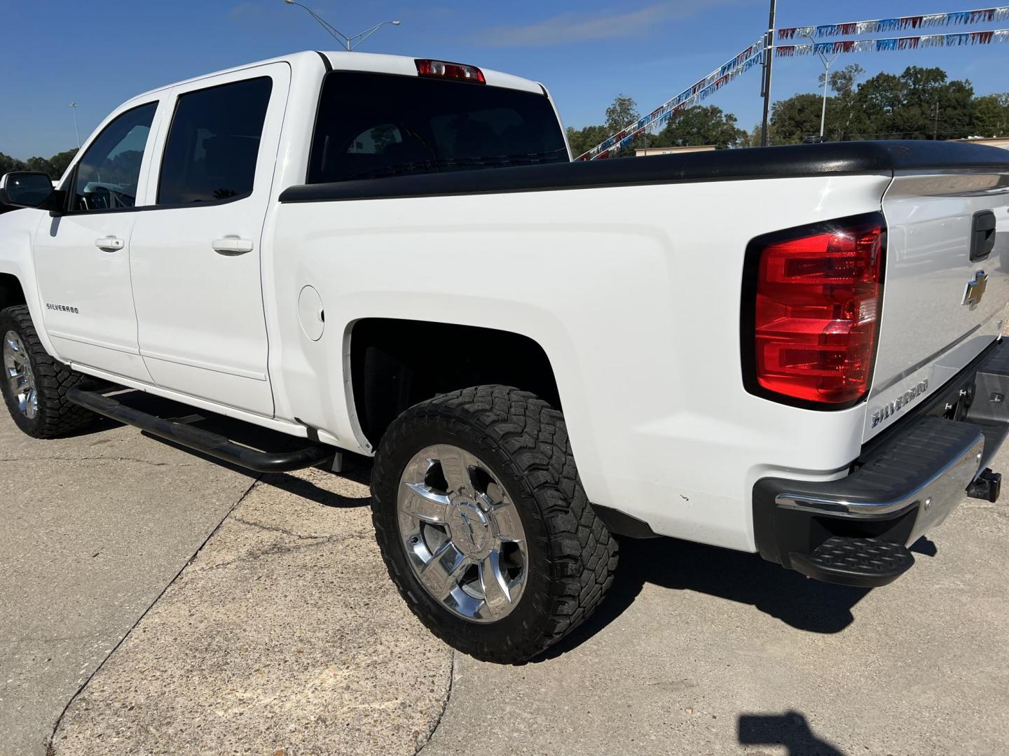 2017 White /Gray Chevrolet Silverado 1500 LT (3GCUKREC3HG) with an 5.3L V8 OHV 16V engine, 6-Speed Automatic transmission, located at 4520 Airline Hwy, Baton Rouge, LA, 70805, (225) 357-1497, 30.509325, -91.145432 - 2017 Chevy Silverado Crew Cab LT 4WD 5.3 V8 Gas, 172K Miles, Cloth Seats, Power Windows, Locks & Mirrors, Rear Camera, Cold A/C, Tow Pkg. FOR INFO PLEASE CONTACT JEFF AT 225-413-0981 CHECK OUT OUR A+ RATING WITH THE BETTER BUSINESS BUREAU WE HAVE BEEN A FAMILY OWNED AND OPERATED BUSINESS AT THE SAME - Photo#7