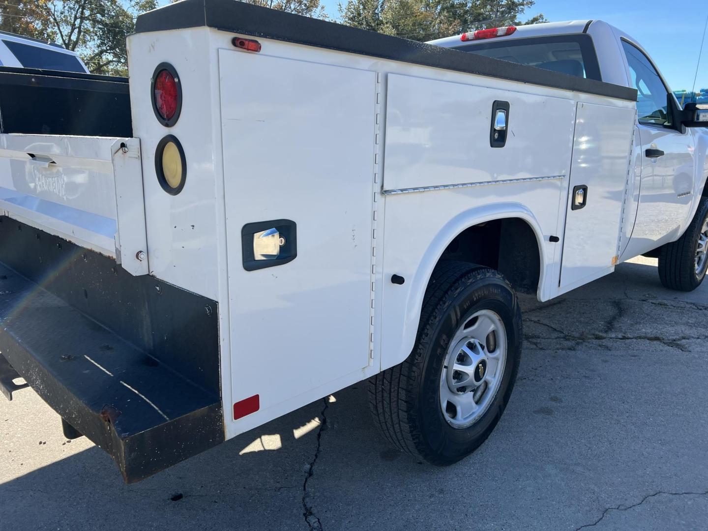 2014 White /Gray Chevrolet Silverado 2500HD Work Truck (1GB0CVCG6EF) with an 6.0L V8 engine, 6-Speed Automatic transmission, located at 4520 Airline Hwy, Baton Rouge, LA, 70805, (225) 357-1497, 30.509325, -91.145432 - 2014 Chevy Silverado 2500HD Reg Cab With Knapheide Service Bed, 6.0 V8 Gas, 161K Miles, Cold A/C, Power Locks, Spray In Bedliner, Tow Pkg. FOR INFO PLEASE CONTACT JEFF AT 225-413-0981 CHECK OUT OUR A+ RATING WITH THE BETTER BUSINESS BUREAU WE HAVE BEEN A FAMILY OWNED AND OPERATED BUSINESS AT THE SAM - Photo#4