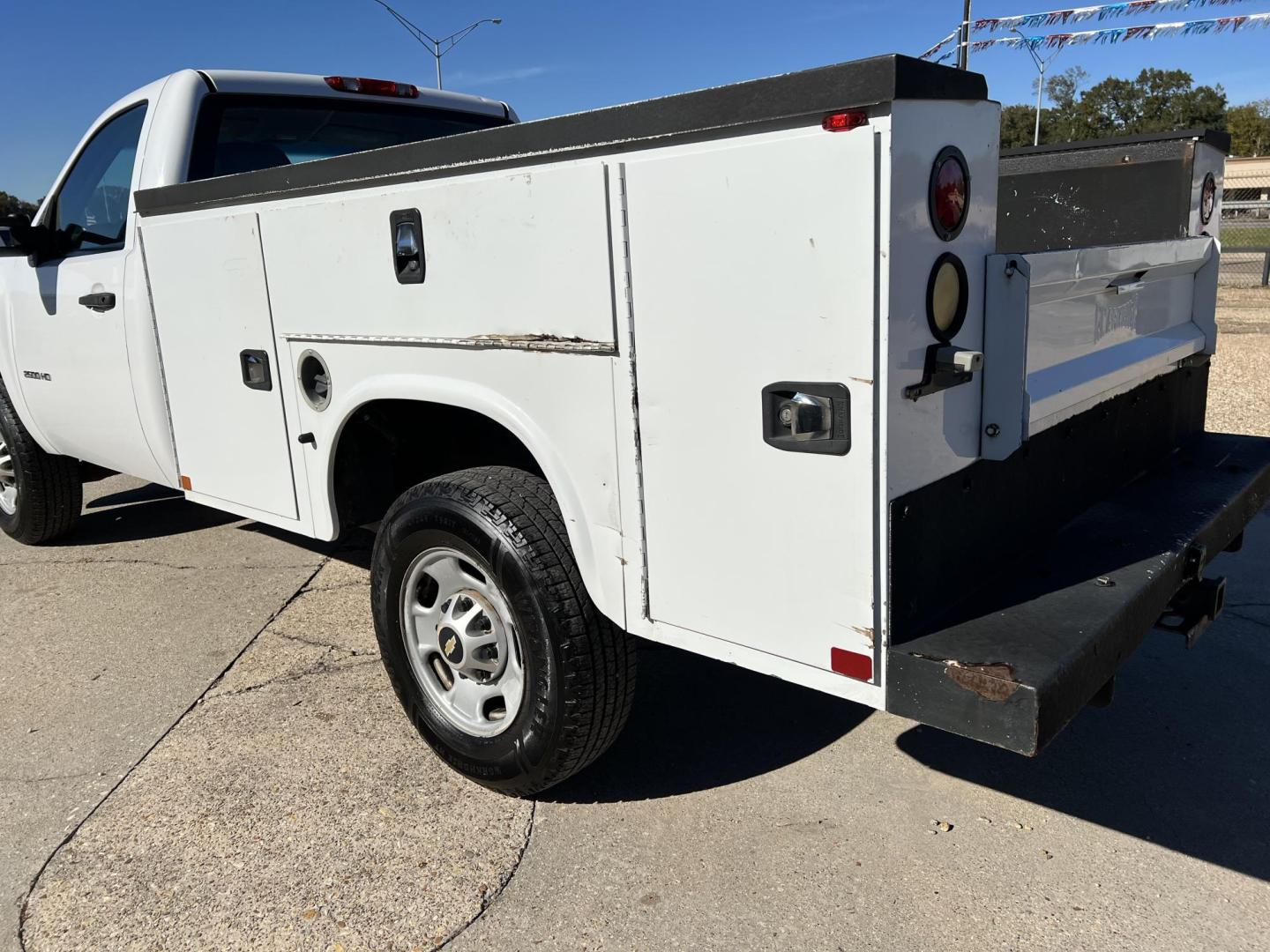 2014 White /Gray Chevrolet Silverado 2500HD Work Truck (1GB0CVCG6EF) with an 6.0L V8 engine, 6-Speed Automatic transmission, located at 4520 Airline Hwy, Baton Rouge, LA, 70805, (225) 357-1497, 30.509325, -91.145432 - 2014 Chevy Silverado 2500HD Reg Cab With Knapheide Service Bed, 6.0 V8 Gas, 161K Miles, Cold A/C, Power Locks, Spray In Bedliner, Tow Pkg. FOR INFO PLEASE CONTACT JEFF AT 225-413-0981 CHECK OUT OUR A+ RATING WITH THE BETTER BUSINESS BUREAU WE HAVE BEEN A FAMILY OWNED AND OPERATED BUSINESS AT THE SAM - Photo#6