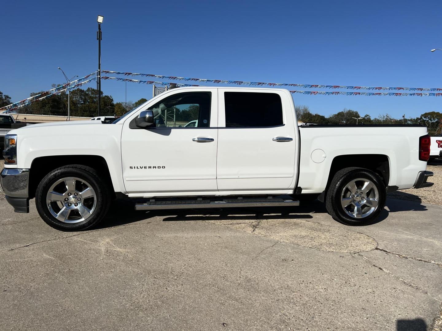 2017 White /Gray Chevrolet Silverado 1500 LT (3GCPCRECXHG) with an 5.3L V8 OHV 16V engine, Automatic transmission, located at 4520 Airline Hwy, Baton Rouge, LA, 70805, (225) 357-1497, 30.509325, -91.145432 - 2017 Chevy Silverado Crew Cab LT ONE OWNER, 5.3 V8 Gas, 138K Miles, Power Windows, Locks, Seats & Mirrors, Cold A/C, Retrax Retractable Bed Cover, Tow Pkg. FOR INFO PLEASE CONTACT JEFF AT 225-413-0981 CHECK OUT OUR A+ RATING WITH THE BETTER BUSINESS BUREAU WE HAVE BEEN A FAMILY OWNED AND OPERATED BU - Photo#1