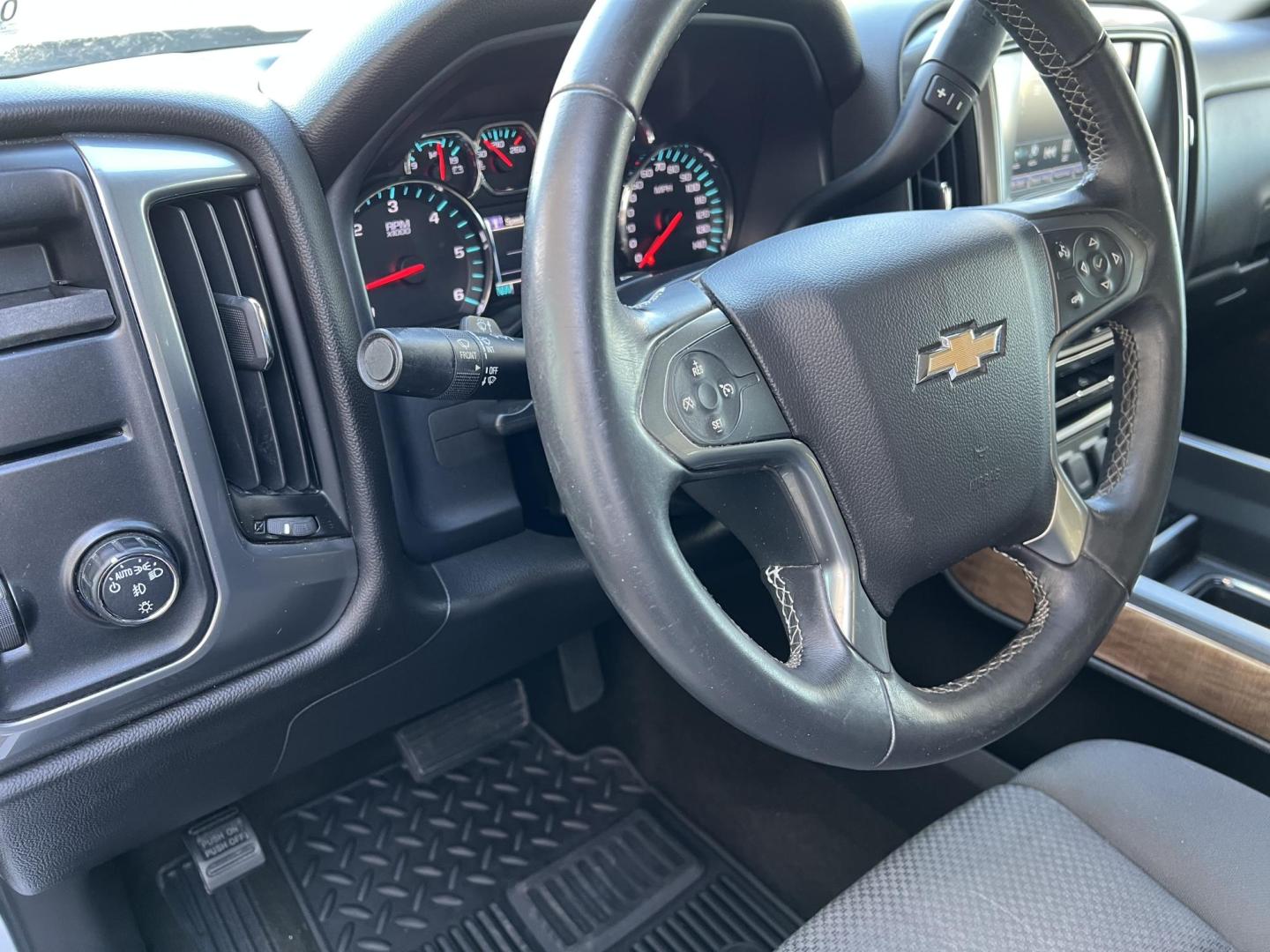 2017 White /Gray Chevrolet Silverado 1500 LT (3GCPCRECXHG) with an 5.3L V8 OHV 16V engine, Automatic transmission, located at 4520 Airline Hwy, Baton Rouge, LA, 70805, (225) 357-1497, 30.509325, -91.145432 - 2017 Chevy Silverado Crew Cab LT ONE OWNER, 5.3 V8 Gas, 138K Miles, Power Windows, Locks, Seats & Mirrors, Cold A/C, Retrax Retractable Bed Cover, Tow Pkg. FOR INFO PLEASE CONTACT JEFF AT 225-413-0981 CHECK OUT OUR A+ RATING WITH THE BETTER BUSINESS BUREAU WE HAVE BEEN A FAMILY OWNED AND OPERATED BU - Photo#14