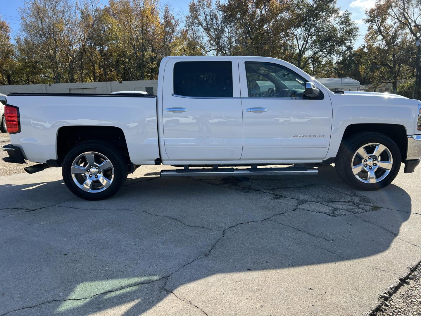 2017 White /Gray Chevrolet Silverado 1500 LT (3GCPCRECXHG) with an 5.3L V8 OHV 16V engine, Automatic transmission, located at 4520 Airline Hwy, Baton Rouge, LA, 70805, (225) 357-1497, 30.509325, -91.145432 - 2017 Chevy Silverado Crew Cab LT ONE OWNER, 5.3 V8 Gas, 138K Miles, Power Windows, Locks, Seats & Mirrors, Cold A/C, Retrax Retractable Bed Cover, Tow Pkg. FOR INFO PLEASE CONTACT JEFF AT 225-413-0981 CHECK OUT OUR A+ RATING WITH THE BETTER BUSINESS BUREAU WE HAVE BEEN A FAMILY OWNED AND OPERATED BU - Photo#3