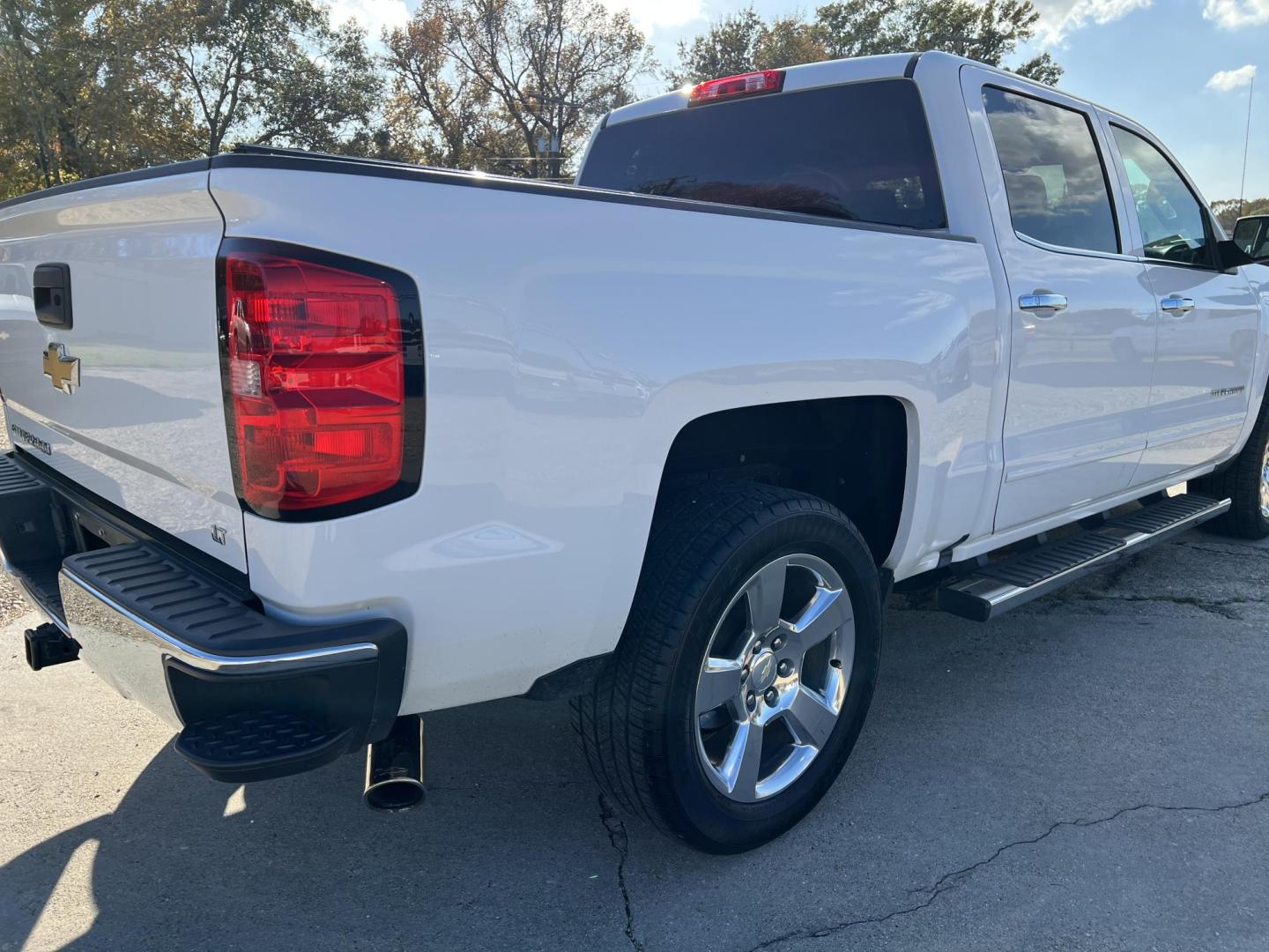 2017 White /Gray Chevrolet Silverado 1500 LT (3GCPCRECXHG) with an 5.3L V8 OHV 16V engine, Automatic transmission, located at 4520 Airline Hwy, Baton Rouge, LA, 70805, (225) 357-1497, 30.509325, -91.145432 - 2017 Chevy Silverado Crew Cab LT ONE OWNER, 5.3 V8 Gas, 138K Miles, Power Windows, Locks, Seats & Mirrors, Cold A/C, Retrax Retractable Bed Cover, Tow Pkg. FOR INFO PLEASE CONTACT JEFF AT 225-413-0981 CHECK OUT OUR A+ RATING WITH THE BETTER BUSINESS BUREAU WE HAVE BEEN A FAMILY OWNED AND OPERATED BU - Photo#4