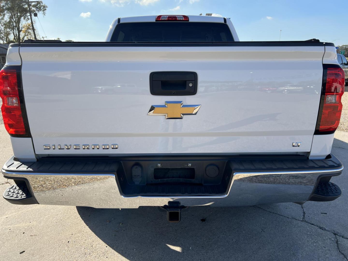 2017 White /Gray Chevrolet Silverado 1500 LT (3GCPCRECXHG) with an 5.3L V8 OHV 16V engine, Automatic transmission, located at 4520 Airline Hwy, Baton Rouge, LA, 70805, (225) 357-1497, 30.509325, -91.145432 - 2017 Chevy Silverado Crew Cab LT ONE OWNER, 5.3 V8 Gas, 138K Miles, Power Windows, Locks, Seats & Mirrors, Cold A/C, Retrax Retractable Bed Cover, Tow Pkg. FOR INFO PLEASE CONTACT JEFF AT 225-413-0981 CHECK OUT OUR A+ RATING WITH THE BETTER BUSINESS BUREAU WE HAVE BEEN A FAMILY OWNED AND OPERATED BU - Photo#5