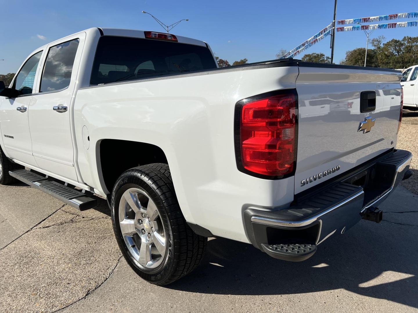 2017 White /Gray Chevrolet Silverado 1500 LT (3GCPCRECXHG) with an 5.3L V8 OHV 16V engine, Automatic transmission, located at 4520 Airline Hwy, Baton Rouge, LA, 70805, (225) 357-1497, 30.509325, -91.145432 - 2017 Chevy Silverado Crew Cab LT ONE OWNER, 5.3 V8 Gas, 138K Miles, Power Windows, Locks, Seats & Mirrors, Cold A/C, Retrax Retractable Bed Cover, Tow Pkg. FOR INFO PLEASE CONTACT JEFF AT 225-413-0981 CHECK OUT OUR A+ RATING WITH THE BETTER BUSINESS BUREAU WE HAVE BEEN A FAMILY OWNED AND OPERATED BU - Photo#6