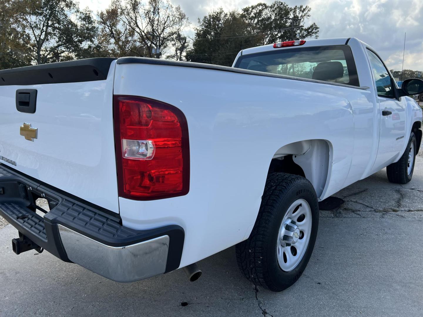 2012 White /Gray Chevrolet Silverado 1500 Work Truck (1GCNCPEA2CZ) with an 4.8L V6 OHV 16V engine, 4-Speed Automatic transmission, located at 4520 Airline Hwy, Baton Rouge, LA, 70805, (225) 357-1497, 30.509325, -91.145432 - 2012 Chevrolet Silverado 1500 Reg Cab 8Ft Bed ***42K Miles*** NO ACCIDENTS, 4.8 V8 Gas, A/C & Heat, Tow Pkg. Has Some Minor Dings & Scratches. FOR INFO PLEASE CONTACT JEFF AT 225-413-0981 CHECK OUT OUR A+ RATING WITH THE BETTER BUSINESS BUREAU WE HAVE BEEN A FAMILY OWNED AND OPERATED BUSINESS AT THE - Photo#5