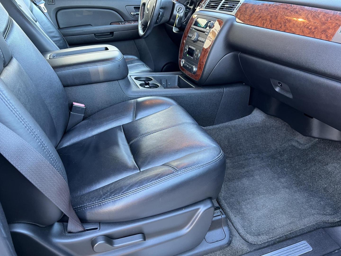 2007 Gray /Black Chevrolet Tahoe LT (1GNFC13JX7R) with an 5.3L V8 engine, 4-Speed Automatic Overdrive transmission, located at 4520 Airline Hwy, Baton Rouge, LA, 70805, (225) 357-1497, 30.509325, -91.145432 - 2007 Chevrolet Tahoe LT 5.3 V8 Gas, 137K Miles, Leather Interior, Seating For 8, Cold A/C & Heat, Power Windows, Locks, Mirrors & Seat, Towing Pkg. FOR INFO PLEASE CONTACT JEFF AT 225-413-0981 CHECK OUT OUR A+ RATING WITH THE BETTER BUSINESS BUREAU WE HAVE BEEN A FAMILY OWNED AND OPERATED BUSINESS A - Photo#10