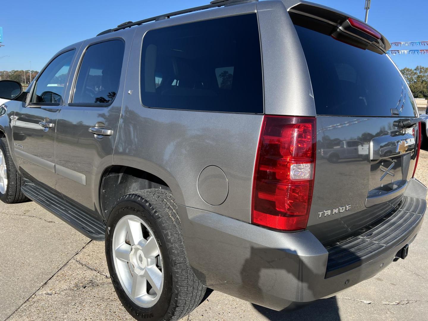 2007 Gray /Black Chevrolet Tahoe LT (1GNFC13JX7R) with an 5.3L V8 engine, 4-Speed Automatic Overdrive transmission, located at 4520 Airline Hwy, Baton Rouge, LA, 70805, (225) 357-1497, 30.509325, -91.145432 - 2007 Chevrolet Tahoe LT 5.3 V8 Gas, 137K Miles, Leather Interior, Seating For 8, Cold A/C & Heat, Power Windows, Locks, Mirrors & Seat, Towing Pkg. FOR INFO PLEASE CONTACT JEFF AT 225-413-0981 CHECK OUT OUR A+ RATING WITH THE BETTER BUSINESS BUREAU WE HAVE BEEN A FAMILY OWNED AND OPERATED BUSINESS A - Photo#7