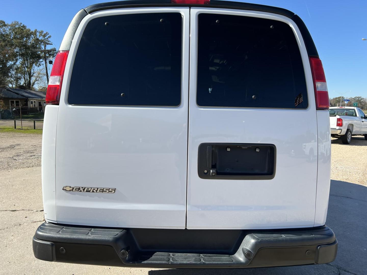 2020 White /Gray Chevrolet Express 2500 Cargo (1GCWGAFG5L1) with an 6.0L V8 Gas engine, 6A transmission, located at 4520 Airline Hwy, Baton Rouge, LA, 70805, (225) 357-1497, 30.509325, -91.145432 - 2020 Chevy Express 2500 Cargo ONE OWNER, 6.0 V8 Gas, 202K Miles, Power Windows & Locks, Cold A/C, New Tires & Brake, Very Clean. FOR INFO PLEASE CONTACT JEFF AT 225-413-0981 CHECK OUT OUR A+ RATING WITH THE BETTER BUSINESS BUREAU WE HAVE BEEN A FAMILY OWNED AND OPERATED BUSINESS AT THE SAME LOCATIO - Photo#5