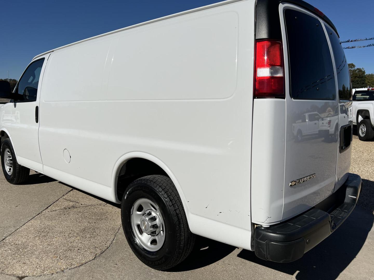 2020 White /Gray Chevrolet Express 2500 Cargo (1GCWGAFG5L1) with an 6.0L V8 Gas engine, 6A transmission, located at 4520 Airline Hwy, Baton Rouge, LA, 70805, (225) 357-1497, 30.509325, -91.145432 - 2020 Chevy Express 2500 Cargo ONE OWNER, 6.0 V8 Gas, 202K Miles, Power Windows & Locks, Cold A/C, New Tires & Brake, Very Clean. FOR INFO PLEASE CONTACT JEFF AT 225-413-0981 CHECK OUT OUR A+ RATING WITH THE BETTER BUSINESS BUREAU WE HAVE BEEN A FAMILY OWNED AND OPERATED BUSINESS AT THE SAME LOCATIO - Photo#6