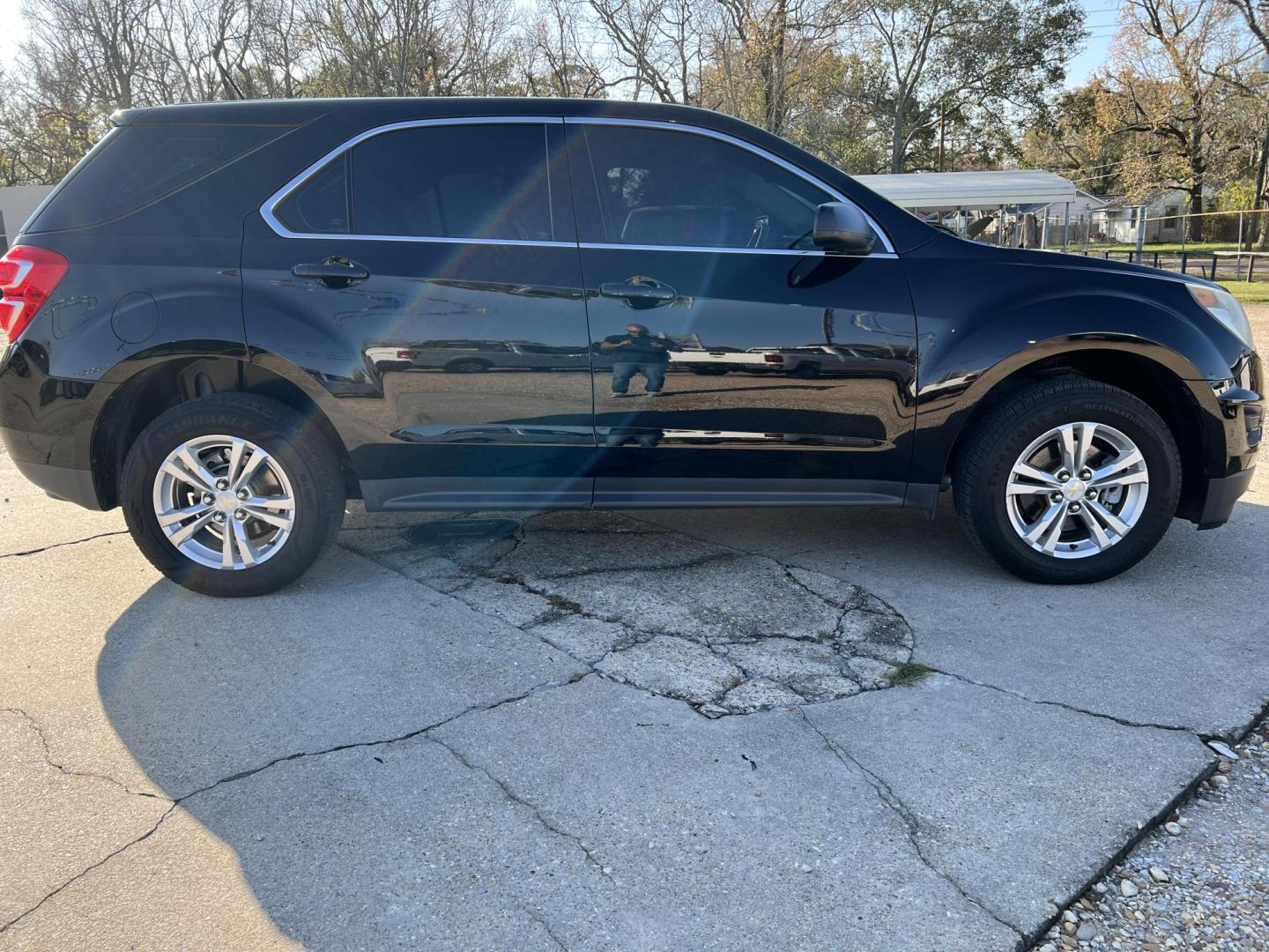 2017 Black /Gray Chevrolet Equinox LS (2GNALBEK0H1) with an 2.4L L4 engine, 6A transmission, located at 4520 Airline Hwy, Baton Rouge, LA, 70805, (225) 357-1497, 30.509325, -91.145432 - 2017 Chevrolet Equinox **ONE OWNER & NO ACCIDENTS** 2.4 4 Cylinder Gas, 110K Miles, Cold A/C & Heat, Power Windows, Locks & Mirrors, Alloy Wheels, Tinted Windows. FOR INFO PLEASE CONTACT JEFF AT 225-413-0981 CHECK OUT OUR A+ RATING WITH THE BETTER BUSINESS BUREAU WE HAVE BEEN A FAMILY OWNED AND OPE - Photo#4