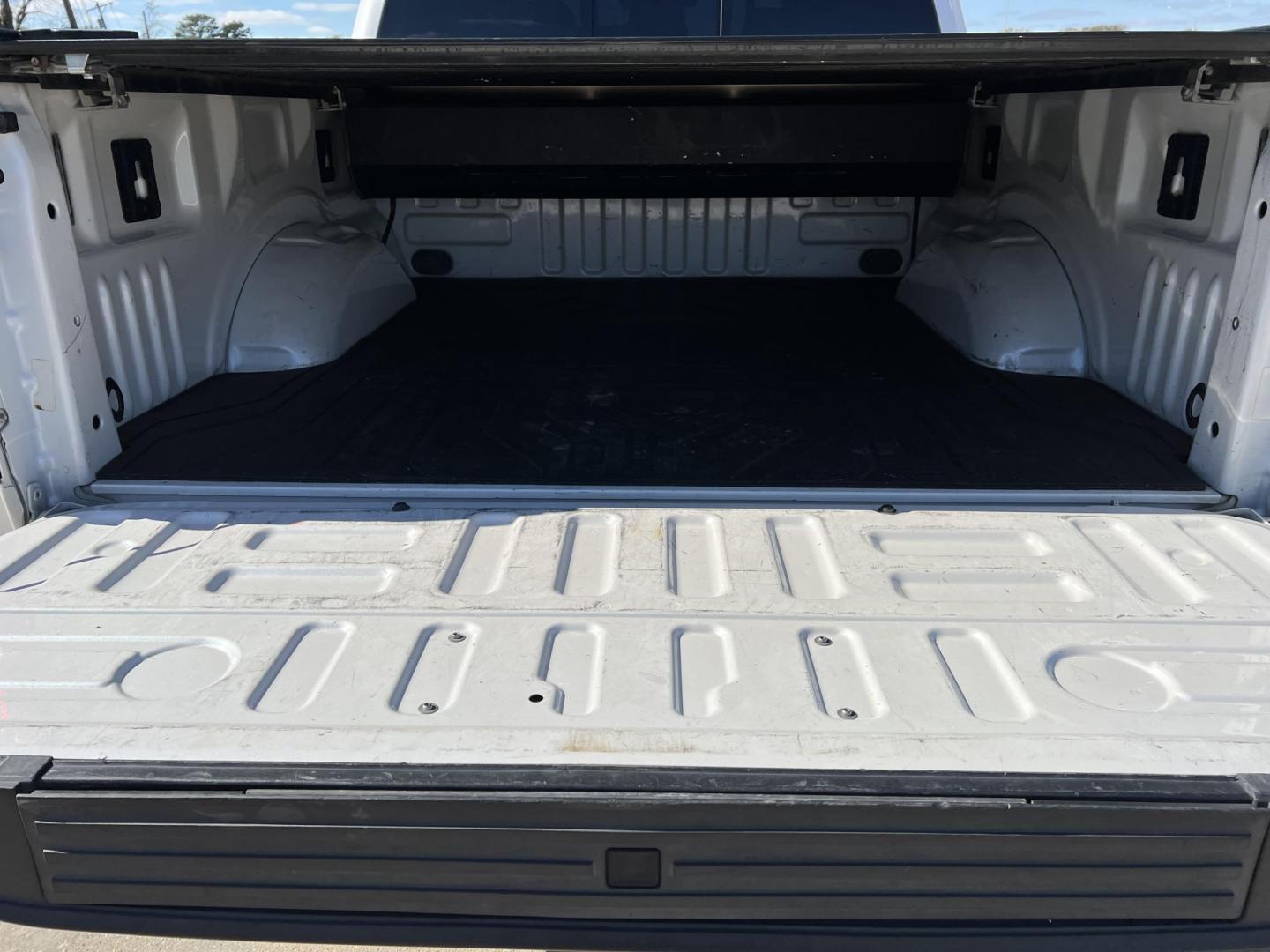 2017 White /Gray Ford F-150 Lariat (1FTEW1EG2HF) with an 3.5L V6 TURBO engine, 6-Speed Automatic transmission, located at 4520 Airline Hwy, Baton Rouge, LA, 70805, (225) 357-1497, 30.509325, -91.145432 - 2017 Ford F-150 SuperCrew Lariat 4WD **No Accidents** 3.5 V6 EcoBoost Gas, 170K Miles, Sunroof, Heated & Cooled Leather Interior, Navigation, Rear Camera, Cold A/C & Heat, Power Windows, Locks, Mirrors & Seat, Retrax Retractable Bed Cover, Towing Pkg. FOR INFO PLEASE CONTACT JEFF AT 225-413-0981 CHE - Photo#8