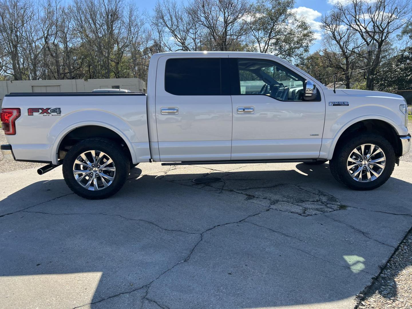 2017 White /Gray Ford F-150 Lariat (1FTEW1EG2HF) with an 3.5L V6 TURBO engine, 6-Speed Automatic transmission, located at 4520 Airline Hwy, Baton Rouge, LA, 70805, (225) 357-1497, 30.509325, -91.145432 - 2017 Ford F-150 SuperCrew Lariat 4WD **No Accidents** 3.5 V6 EcoBoost Gas, 170K Miles, Sunroof, Heated & Cooled Leather Interior, Navigation, Rear Camera, Cold A/C & Heat, Power Windows, Locks, Mirrors & Seat, Retrax Retractable Bed Cover, Towing Pkg. FOR INFO PLEASE CONTACT JEFF AT 225-413-0981 CHE - Photo#4
