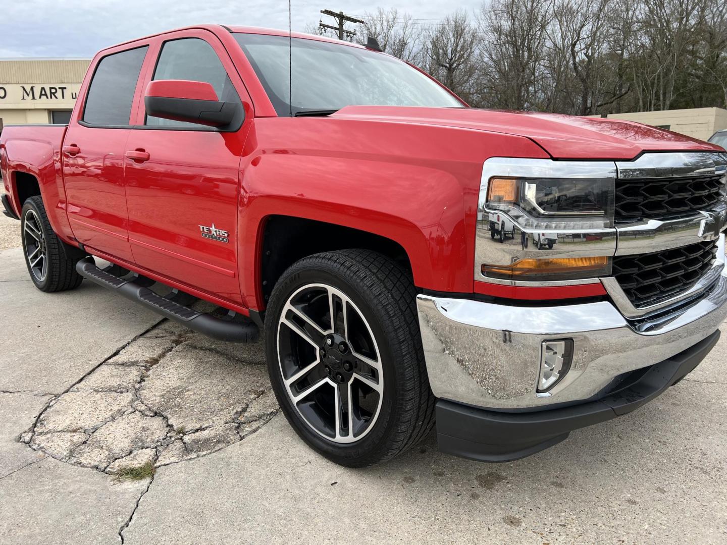 2018 Red /Black Chevrolet Silverado 1500 LT (3GCPCREC7JG) with an 5.3L V8 OHV 16V engine, 6 Speed Automatic transmission, located at 4520 Airline Hwy, Baton Rouge, LA, 70805, (225) 357-1497, 30.509325, -91.145432 - 2018 Chevy Silverado Crew Cab LT **ONE OWNER & NO ACCIDENTS** 5.3 V8 Gas, 149K Miles, Heated Leather Seats, Power Windows, Locks, Seats & Mirrors, Cold A/C, Tow Pkg. FOR INFO PLEASE CONTACT JEFF AT 225-413-0981 CHECK OUT OUR A+ RATING WITH THE BETTER BUSINESS BUREAU WE HAVE BEEN A FAMILY OWNED AND O - Photo#3