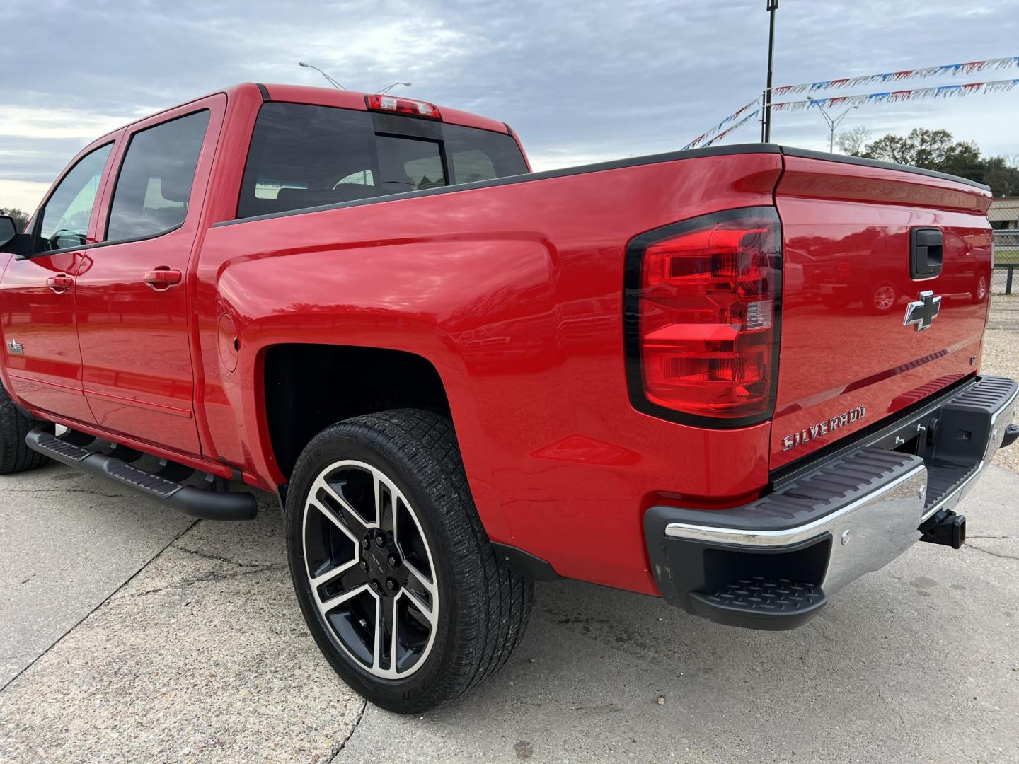 2018 Red /Black Chevrolet Silverado 1500 LT (3GCPCREC7JG) with an 5.3L V8 OHV 16V engine, 6 Speed Automatic transmission, located at 4520 Airline Hwy, Baton Rouge, LA, 70805, (225) 357-1497, 30.509325, -91.145432 - 2018 Chevy Silverado Crew Cab LT **ONE OWNER & NO ACCIDENTS** 5.3 V8 Gas, 149K Miles, Heated Leather Seats, Power Windows, Locks, Seats & Mirrors, Cold A/C, Tow Pkg. FOR INFO PLEASE CONTACT JEFF AT 225-413-0981 CHECK OUT OUR A+ RATING WITH THE BETTER BUSINESS BUREAU WE HAVE BEEN A FAMILY OWNED AND O - Photo#7