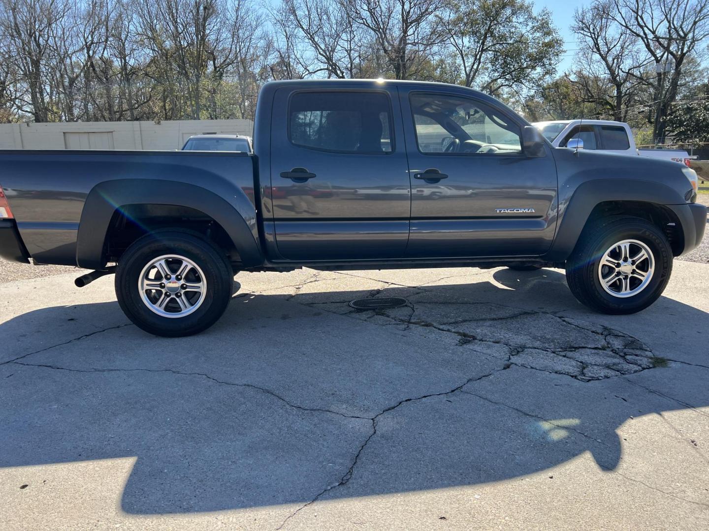 2010 Gray /Gray Toyota Tacoma (3TMJU4GN8AM) with an 4.0L V6 DOHC 24V engine, 5-Speed Automatic transmission, located at 4520 Airline Hwy, Baton Rouge, LA, 70805, (225) 357-1497, 30.509325, -91.145432 - 2010 Toyota Tacoma PreRunner **ONE OWNER** 4.0 V6 Gas, Automatic, 207K Miles, Cold A/C & Heat, Power Windows, Locks & Mirrors, Alloy Wheels, Tinted Windows. FOR INFO PLEASE CONTACT JEFF AT 225-413-0981 CHECK OUT OUR A+ RATING WITH THE BETTER BUSINESS BUREAU WE HAVE BEEN A FAMILY OWNED AND OPERATED - Photo#4