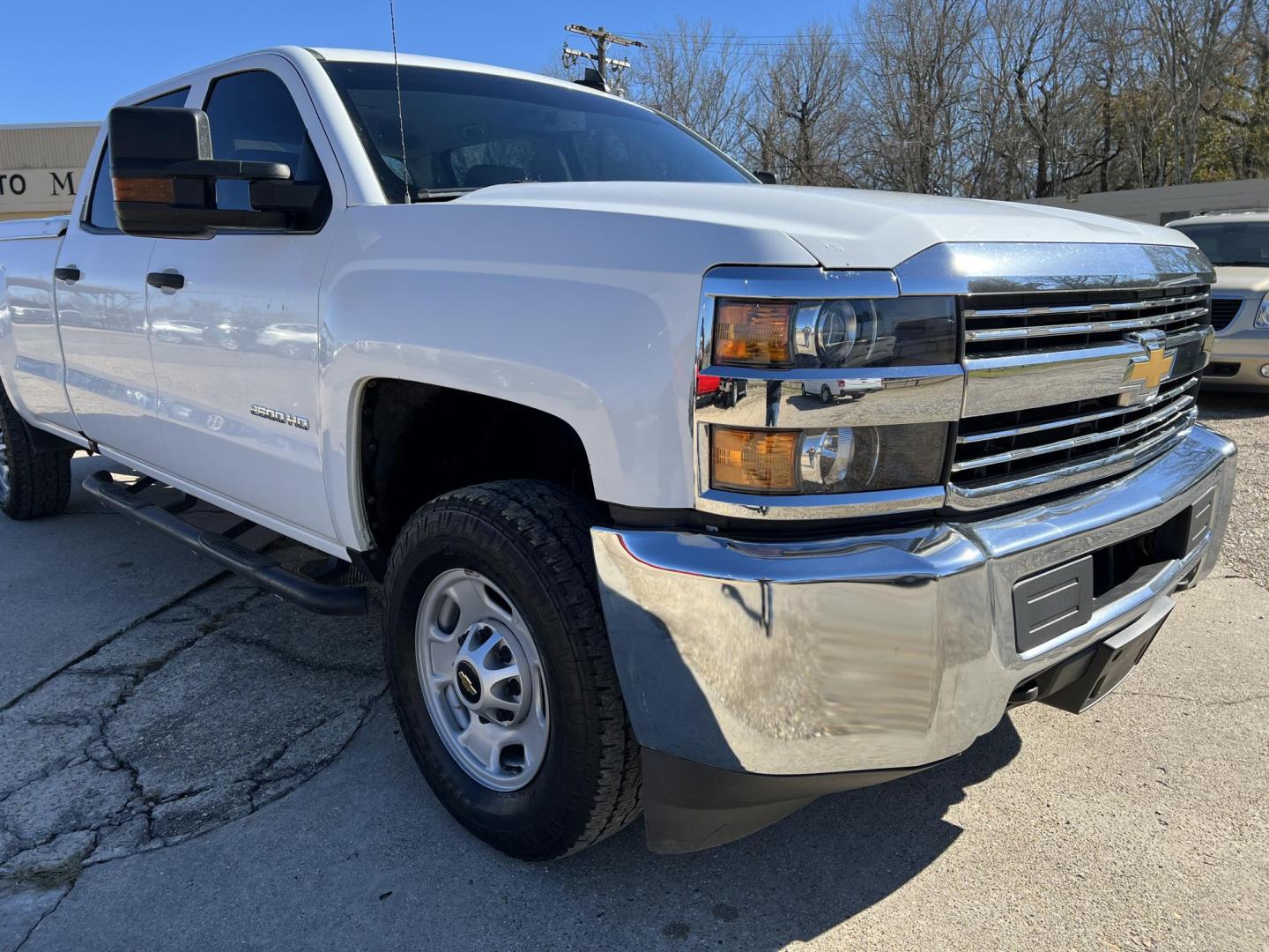 2018 White /Gray Chevrolet Silverado 2500HD Work Truck (1GC1KUEG9JF) with an 6.0L V8 engine, 6-Speed Automatic transmission, located at 4520 Airline Hwy, Baton Rouge, LA, 70805, (225) 357-1497, 30.509325, -91.145432 - 2018 Chevrolet Silverado 2500HD Crew Cab 4WD 8Ft Bed, 6.0 V8 Gas, 187K Miles, Cold A/C, Power Windows, Locks & Drivers Seat, Bed Cover, Weather Guard Box, Tow Pkg. Truck Has Minor Dings & Scratches. FOR INFO PLEASE CONTACT JEFF AT 225-413-0981 CHECK OUT OUR A+ RATING WITH THE BETTER BUSINESS BUREAU - Photo#3