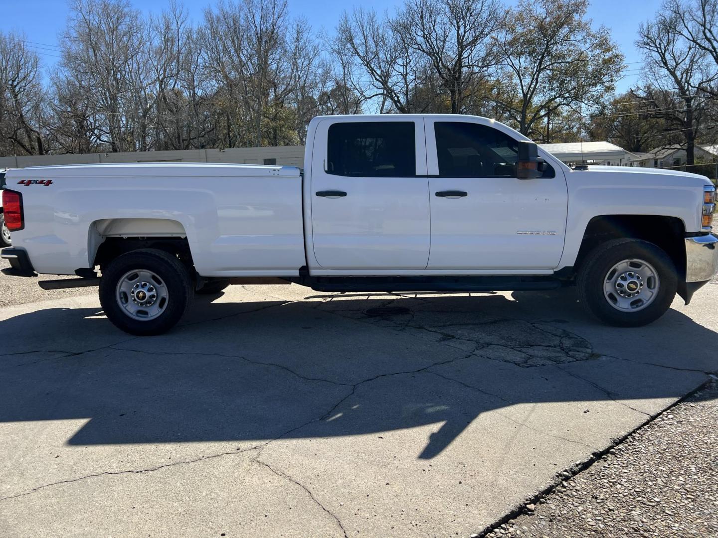 2018 White /Gray Chevrolet Silverado 2500HD Work Truck (1GC1KUEG9JF) with an 6.0L V8 engine, 6-Speed Automatic transmission, located at 4520 Airline Hwy, Baton Rouge, LA, 70805, (225) 357-1497, 30.509325, -91.145432 - 2018 Chevrolet Silverado 2500HD Crew Cab 4WD 8Ft Bed, 6.0 V8 Gas, 187K Miles, Cold A/C, Power Windows, Locks & Drivers Seat, Bed Cover, Weather Guard Box, Tow Pkg. Truck Has Minor Dings & Scratches. FOR INFO PLEASE CONTACT JEFF AT 225-413-0981 CHECK OUT OUR A+ RATING WITH THE BETTER BUSINESS BUREAU - Photo#4