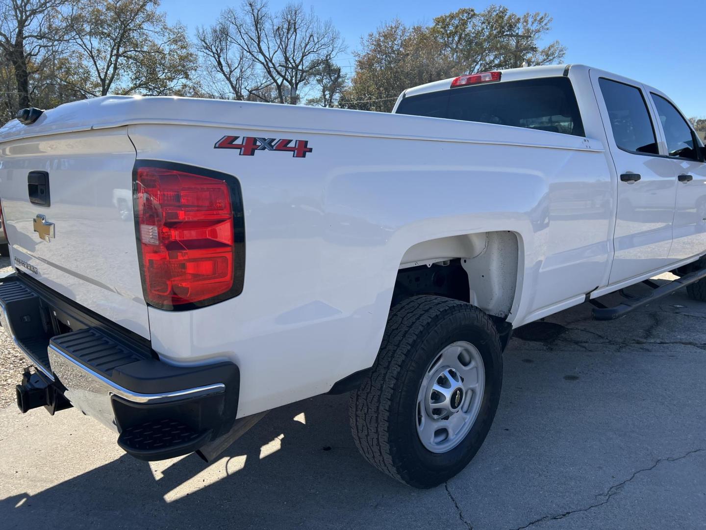 2018 White /Gray Chevrolet Silverado 2500HD Work Truck (1GC1KUEG9JF) with an 6.0L V8 engine, 6-Speed Automatic transmission, located at 4520 Airline Hwy, Baton Rouge, LA, 70805, (225) 357-1497, 30.509325, -91.145432 - 2018 Chevrolet Silverado 2500HD Crew Cab 4WD 8Ft Bed, 6.0 V8 Gas, 187K Miles, Cold A/C, Power Windows, Locks & Drivers Seat, Bed Cover, Weather Guard Box, Tow Pkg. Truck Has Minor Dings & Scratches. FOR INFO PLEASE CONTACT JEFF AT 225-413-0981 CHECK OUT OUR A+ RATING WITH THE BETTER BUSINESS BUREAU - Photo#5