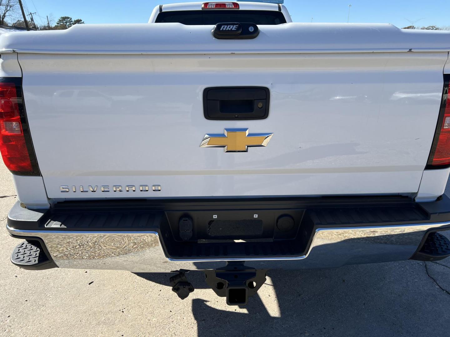 2018 White /Gray Chevrolet Silverado 2500HD Work Truck (1GC1KUEG9JF) with an 6.0L V8 engine, 6-Speed Automatic transmission, located at 4520 Airline Hwy, Baton Rouge, LA, 70805, (225) 357-1497, 30.509325, -91.145432 - 2018 Chevrolet Silverado 2500HD Crew Cab 4WD 8Ft Bed, 6.0 V8 Gas, 187K Miles, Cold A/C, Power Windows, Locks & Drivers Seat, Bed Cover, Weather Guard Box, Tow Pkg. Truck Has Minor Dings & Scratches. FOR INFO PLEASE CONTACT JEFF AT 225-413-0981 CHECK OUT OUR A+ RATING WITH THE BETTER BUSINESS BUREAU - Photo#6