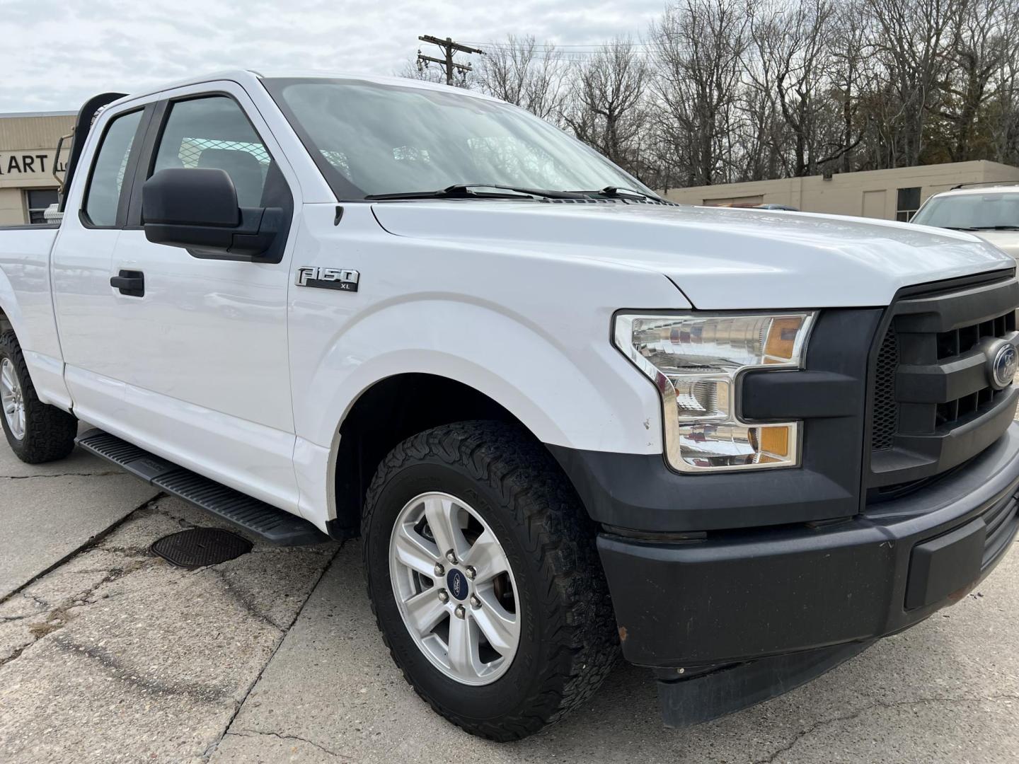 2017 White /Gray Ford F-150 XL (1FTEX1C84HK) with an 3.5L V6 DOHC 24V engine, 6-Speed Automatic transmission, located at 4520 Airline Hwy, Baton Rouge, LA, 70805, (225) 357-1497, 30.509325, -91.145432 - 2017 Ford F150 SuperCab XL 3.5 V6 Gas, 169K Miles, Cold A/C & Heat, Tilt, Cruise, Am/Fm Stereo, Manual Windows, Tow Pkg. FOR INFO PLEASE CONTACT JEFF AT 225-413-0981 CHECK OUT OUR A+ RATING WITH THE BETTER BUSINESS BUREAU WE HAVE BEEN A FAMILY OWNED AND OPERATED BUSINESS AT THE SAME LOCATION FOR OVE - Photo#3