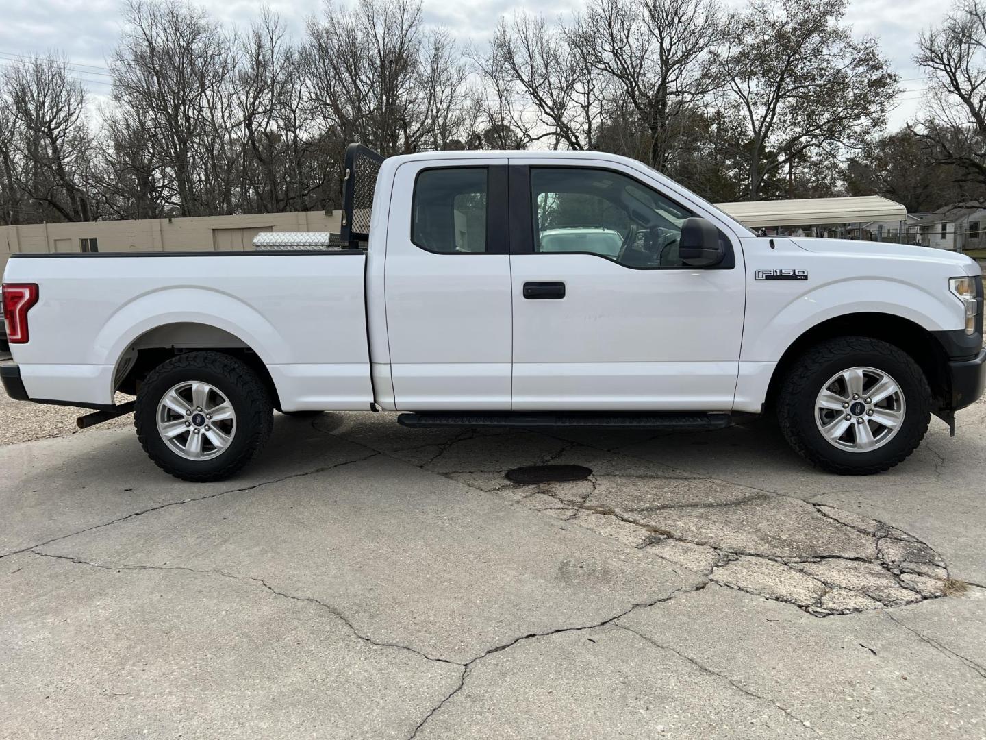 2017 White /Gray Ford F-150 XL (1FTEX1C84HK) with an 3.5L V6 DOHC 24V engine, 6-Speed Automatic transmission, located at 4520 Airline Hwy, Baton Rouge, LA, 70805, (225) 357-1497, 30.509325, -91.145432 - 2017 Ford F150 SuperCab XL 3.5 V6 Gas, 169K Miles, Cold A/C & Heat, Tilt, Cruise, Am/Fm Stereo, Manual Windows, Tow Pkg. FOR INFO PLEASE CONTACT JEFF AT 225-413-0981 CHECK OUT OUR A+ RATING WITH THE BETTER BUSINESS BUREAU WE HAVE BEEN A FAMILY OWNED AND OPERATED BUSINESS AT THE SAME LOCATION FOR OVE - Photo#4