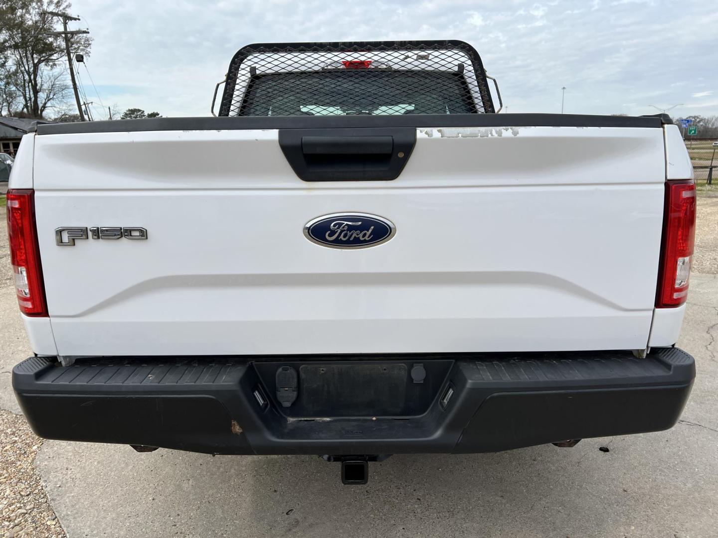 2017 White /Gray Ford F-150 XL (1FTEX1C84HK) with an 3.5L V6 DOHC 24V engine, 6-Speed Automatic transmission, located at 4520 Airline Hwy, Baton Rouge, LA, 70805, (225) 357-1497, 30.509325, -91.145432 - 2017 Ford F150 SuperCab XL 3.5 V6 Gas, 169K Miles, Cold A/C & Heat, Tilt, Cruise, Am/Fm Stereo, Manual Windows, Tow Pkg. FOR INFO PLEASE CONTACT JEFF AT 225-413-0981 CHECK OUT OUR A+ RATING WITH THE BETTER BUSINESS BUREAU WE HAVE BEEN A FAMILY OWNED AND OPERATED BUSINESS AT THE SAME LOCATION FOR OVE - Photo#6