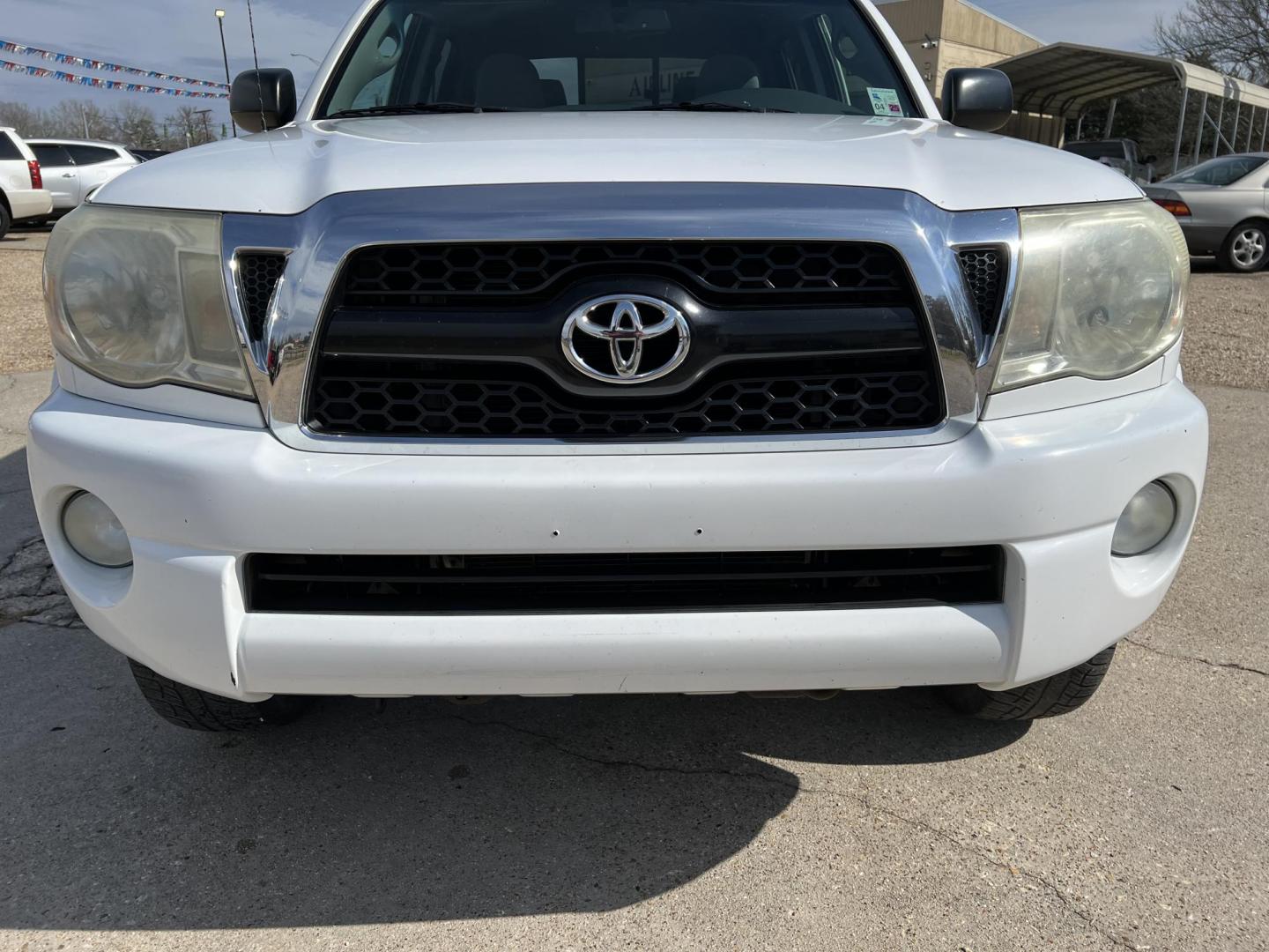 2011 White /Gray Toyota Tacoma SR5 (5TFJU4GNXBX) with an 4.0L V6 DOHC 24V engine, 5-Speed Automatic transmission, located at 4520 Airline Hwy, Baton Rouge, LA, 70805, (225) 357-1497, 30.509325, -91.145432 - 2011 Toyota Tacoma PreRunner Double Cab SR5 2WD **ONE OWNER & NO ACCIDENTS** 4.0 V6 Gas, Automatic, 194K Miles, Cold A/C & Heat, Power Windows, Locks & Mirrors, Alloy Wheels, Tinted Windows. FOR INFO PLEASE CONTACT JEFF AT 225-413-0981 CHECK OUT OUR A+ RATING WITH THE BETTER BUSINESS BUREAU WE HAVE - Photo#2