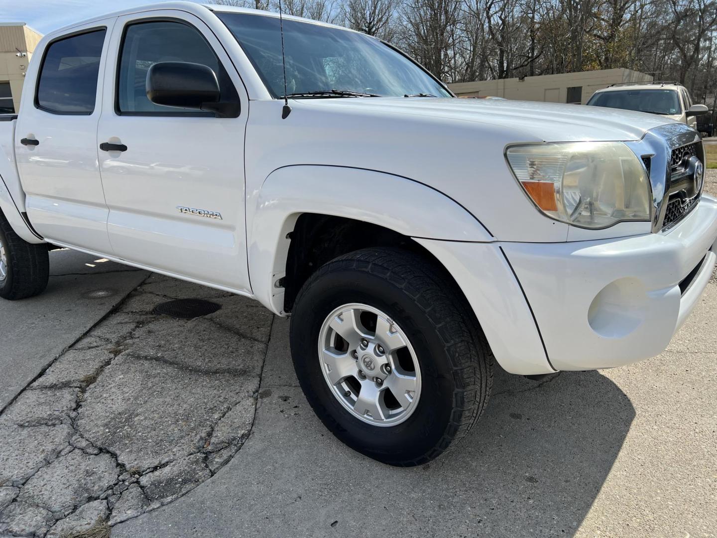 2011 White /Gray Toyota Tacoma SR5 (5TFJU4GNXBX) with an 4.0L V6 DOHC 24V engine, 5-Speed Automatic transmission, located at 4520 Airline Hwy, Baton Rouge, LA, 70805, (225) 357-1497, 30.509325, -91.145432 - 2011 Toyota Tacoma PreRunner Double Cab SR5 2WD **ONE OWNER & NO ACCIDENTS** 4.0 V6 Gas, Automatic, 194K Miles, Cold A/C & Heat, Power Windows, Locks & Mirrors, Alloy Wheels, Tinted Windows. FOR INFO PLEASE CONTACT JEFF AT 225-413-0981 CHECK OUT OUR A+ RATING WITH THE BETTER BUSINESS BUREAU WE HAVE - Photo#3