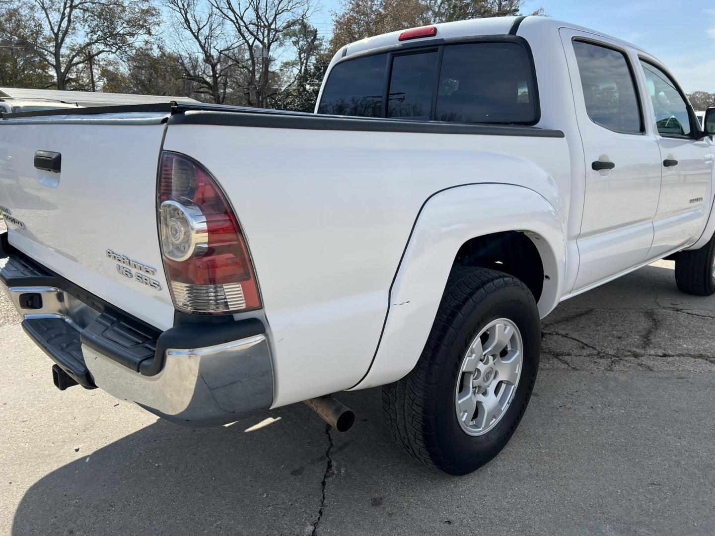 2011 White /Gray Toyota Tacoma SR5 (5TFJU4GNXBX) with an 4.0L V6 DOHC 24V engine, 5-Speed Automatic transmission, located at 4520 Airline Hwy, Baton Rouge, LA, 70805, (225) 357-1497, 30.509325, -91.145432 - 2011 Toyota Tacoma PreRunner Double Cab SR5 2WD **ONE OWNER & NO ACCIDENTS** 4.0 V6 Gas, Automatic, 194K Miles, Cold A/C & Heat, Power Windows, Locks & Mirrors, Alloy Wheels, Tinted Windows. FOR INFO PLEASE CONTACT JEFF AT 225-413-0981 CHECK OUT OUR A+ RATING WITH THE BETTER BUSINESS BUREAU WE HAVE - Photo#5