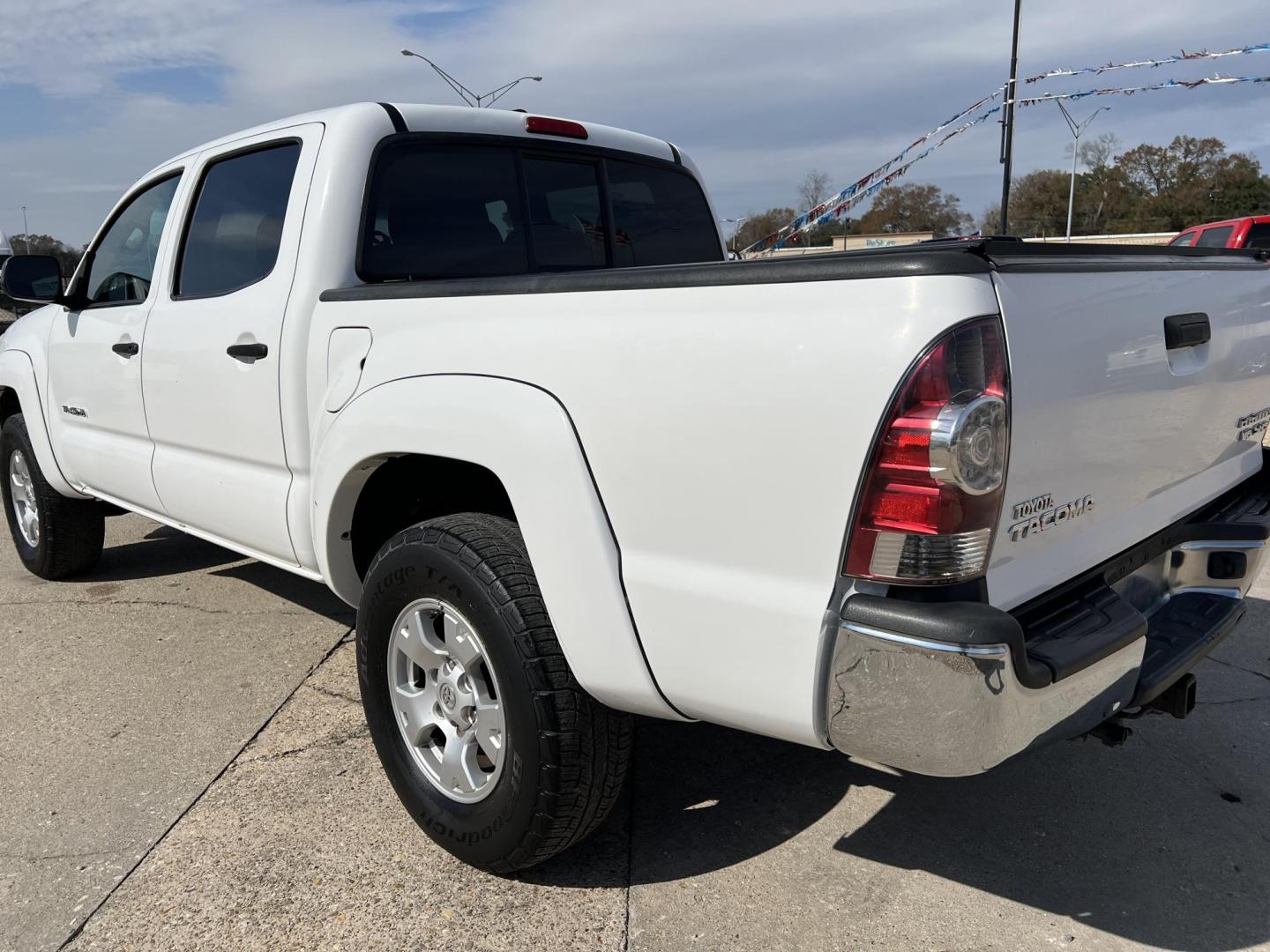 2011 White /Gray Toyota Tacoma SR5 (5TFJU4GNXBX) with an 4.0L V6 DOHC 24V engine, 5-Speed Automatic transmission, located at 4520 Airline Hwy, Baton Rouge, LA, 70805, (225) 357-1497, 30.509325, -91.145432 - 2011 Toyota Tacoma PreRunner Double Cab SR5 2WD **ONE OWNER & NO ACCIDENTS** 4.0 V6 Gas, Automatic, 194K Miles, Cold A/C & Heat, Power Windows, Locks & Mirrors, Alloy Wheels, Tinted Windows. FOR INFO PLEASE CONTACT JEFF AT 225-413-0981 CHECK OUT OUR A+ RATING WITH THE BETTER BUSINESS BUREAU WE HAVE - Photo#7