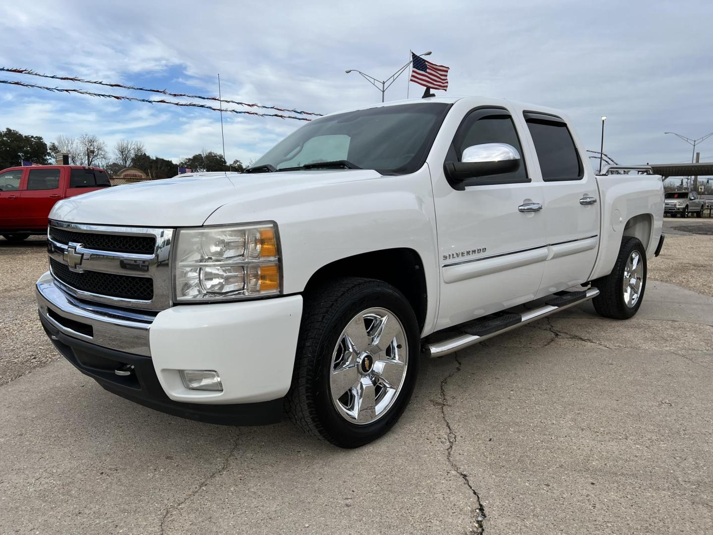 2011 White /Black Chevrolet Silverado 1500 LT (3GCPCSE08BG) with an 5.3L V8 engine, 4-Speed Automatic transmission, located at 4520 Airline Hwy, Baton Rouge, LA, 70805, (225) 357-1497, 30.509325, -91.145432 - 2011 Chevy Silverado Crew Cab LT 5.3 V8 Gas, 203K Miles, Leather Seats, Power Windows, Locks, Seats & Mirrors, Cold A/C, Tow Pkg. FOR INFO PLEASE CONTACT JEFF AT 225-413-0981 CHECK OUT OUR A+ RATING WITH THE BETTER BUSINESS BUREAU WE HAVE BEEN A FAMILY OWNED AND OPERATED BUSINESS AT THE SAME LOCATI - Photo#0