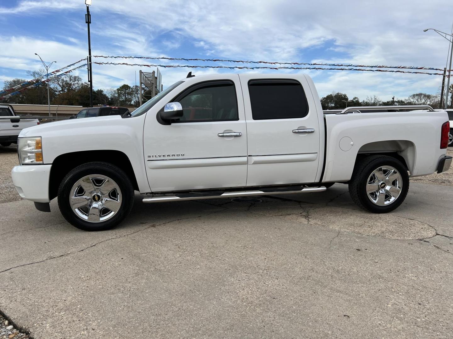 2011 White /Black Chevrolet Silverado 1500 LT (3GCPCSE08BG) with an 5.3L V8 engine, 4-Speed Automatic transmission, located at 4520 Airline Hwy, Baton Rouge, LA, 70805, (225) 357-1497, 30.509325, -91.145432 - 2011 Chevy Silverado Crew Cab LT 5.3 V8 Gas, 203K Miles, Leather Seats, Power Windows, Locks, Seats & Mirrors, Cold A/C, Tow Pkg. FOR INFO PLEASE CONTACT JEFF AT 225-413-0981 CHECK OUT OUR A+ RATING WITH THE BETTER BUSINESS BUREAU WE HAVE BEEN A FAMILY OWNED AND OPERATED BUSINESS AT THE SAME LOCATI - Photo#1