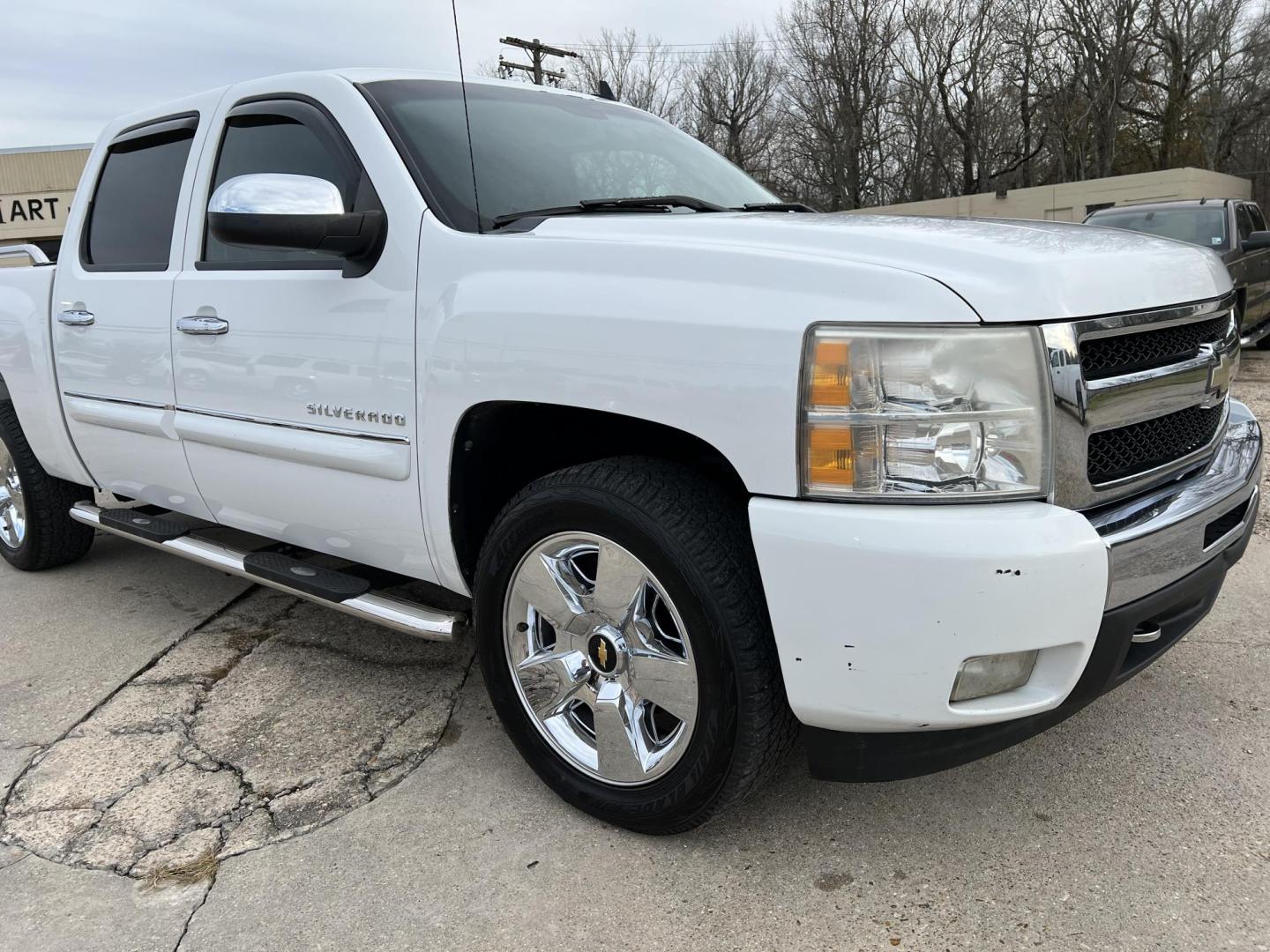 2011 White /Black Chevrolet Silverado 1500 LT (3GCPCSE08BG) with an 5.3L V8 engine, 4-Speed Automatic transmission, located at 4520 Airline Hwy, Baton Rouge, LA, 70805, (225) 357-1497, 30.509325, -91.145432 - 2011 Chevy Silverado Crew Cab LT 5.3 V8 Gas, 203K Miles, Leather Seats, Power Windows, Locks, Seats & Mirrors, Cold A/C, Tow Pkg. FOR INFO PLEASE CONTACT JEFF AT 225-413-0981 CHECK OUT OUR A+ RATING WITH THE BETTER BUSINESS BUREAU WE HAVE BEEN A FAMILY OWNED AND OPERATED BUSINESS AT THE SAME LOCATI - Photo#3