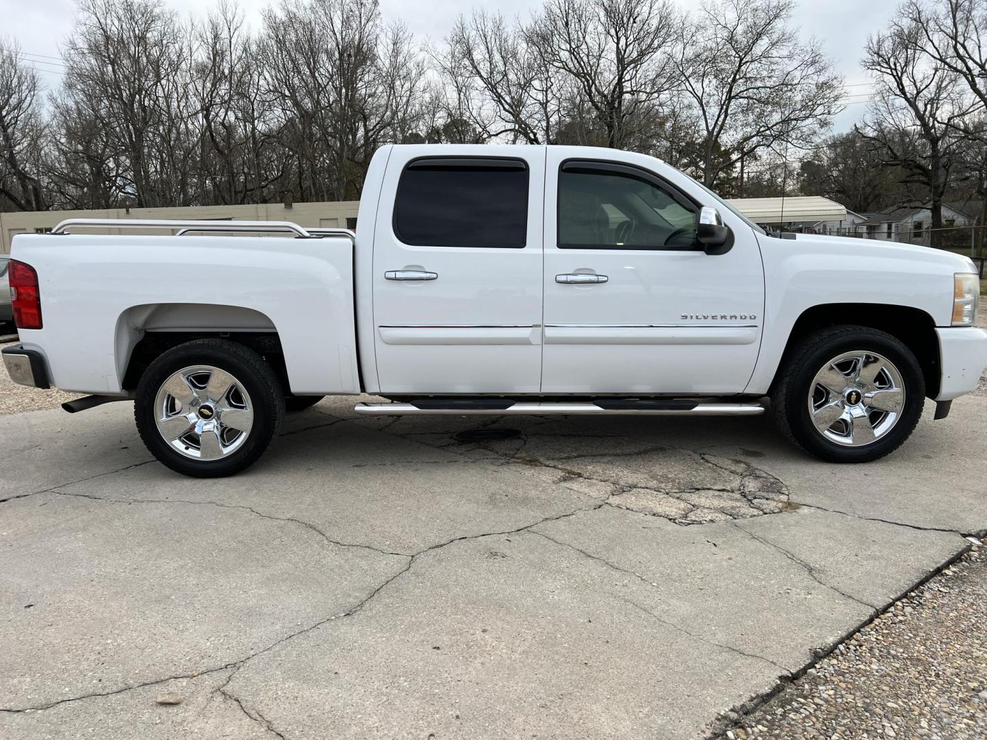 2011 White /Black Chevrolet Silverado 1500 LT (3GCPCSE08BG) with an 5.3L V8 engine, 4-Speed Automatic transmission, located at 4520 Airline Hwy, Baton Rouge, LA, 70805, (225) 357-1497, 30.509325, -91.145432 - 2011 Chevy Silverado Crew Cab LT 5.3 V8 Gas, 203K Miles, Leather Seats, Power Windows, Locks, Seats & Mirrors, Cold A/C, Tow Pkg. FOR INFO PLEASE CONTACT JEFF AT 225-413-0981 CHECK OUT OUR A+ RATING WITH THE BETTER BUSINESS BUREAU WE HAVE BEEN A FAMILY OWNED AND OPERATED BUSINESS AT THE SAME LOCATI - Photo#4