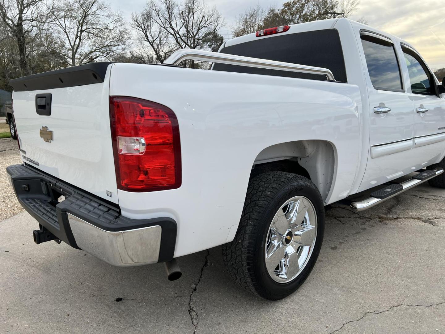 2011 White /Black Chevrolet Silverado 1500 LT (3GCPCSE08BG) with an 5.3L V8 engine, 4-Speed Automatic transmission, located at 4520 Airline Hwy, Baton Rouge, LA, 70805, (225) 357-1497, 30.509325, -91.145432 - 2011 Chevy Silverado Crew Cab LT 5.3 V8 Gas, 203K Miles, Leather Seats, Power Windows, Locks, Seats & Mirrors, Cold A/C, Tow Pkg. FOR INFO PLEASE CONTACT JEFF AT 225-413-0981 CHECK OUT OUR A+ RATING WITH THE BETTER BUSINESS BUREAU WE HAVE BEEN A FAMILY OWNED AND OPERATED BUSINESS AT THE SAME LOCATI - Photo#5