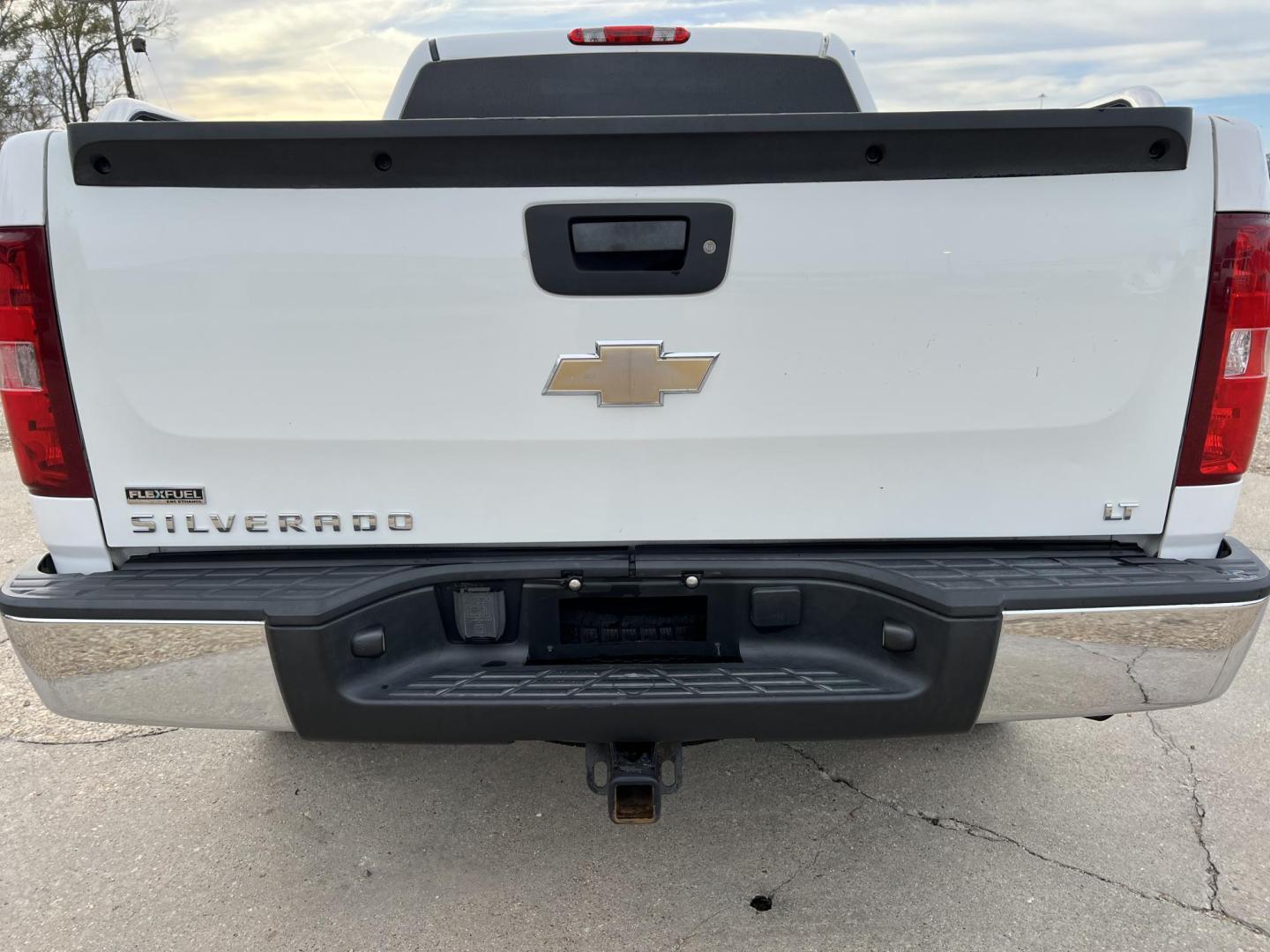 2011 White /Black Chevrolet Silverado 1500 LT (3GCPCSE08BG) with an 5.3L V8 engine, 4-Speed Automatic transmission, located at 4520 Airline Hwy, Baton Rouge, LA, 70805, (225) 357-1497, 30.509325, -91.145432 - 2011 Chevy Silverado Crew Cab LT 5.3 V8 Gas, 203K Miles, Leather Seats, Power Windows, Locks, Seats & Mirrors, Cold A/C, Tow Pkg. FOR INFO PLEASE CONTACT JEFF AT 225-413-0981 CHECK OUT OUR A+ RATING WITH THE BETTER BUSINESS BUREAU WE HAVE BEEN A FAMILY OWNED AND OPERATED BUSINESS AT THE SAME LOCATI - Photo#6