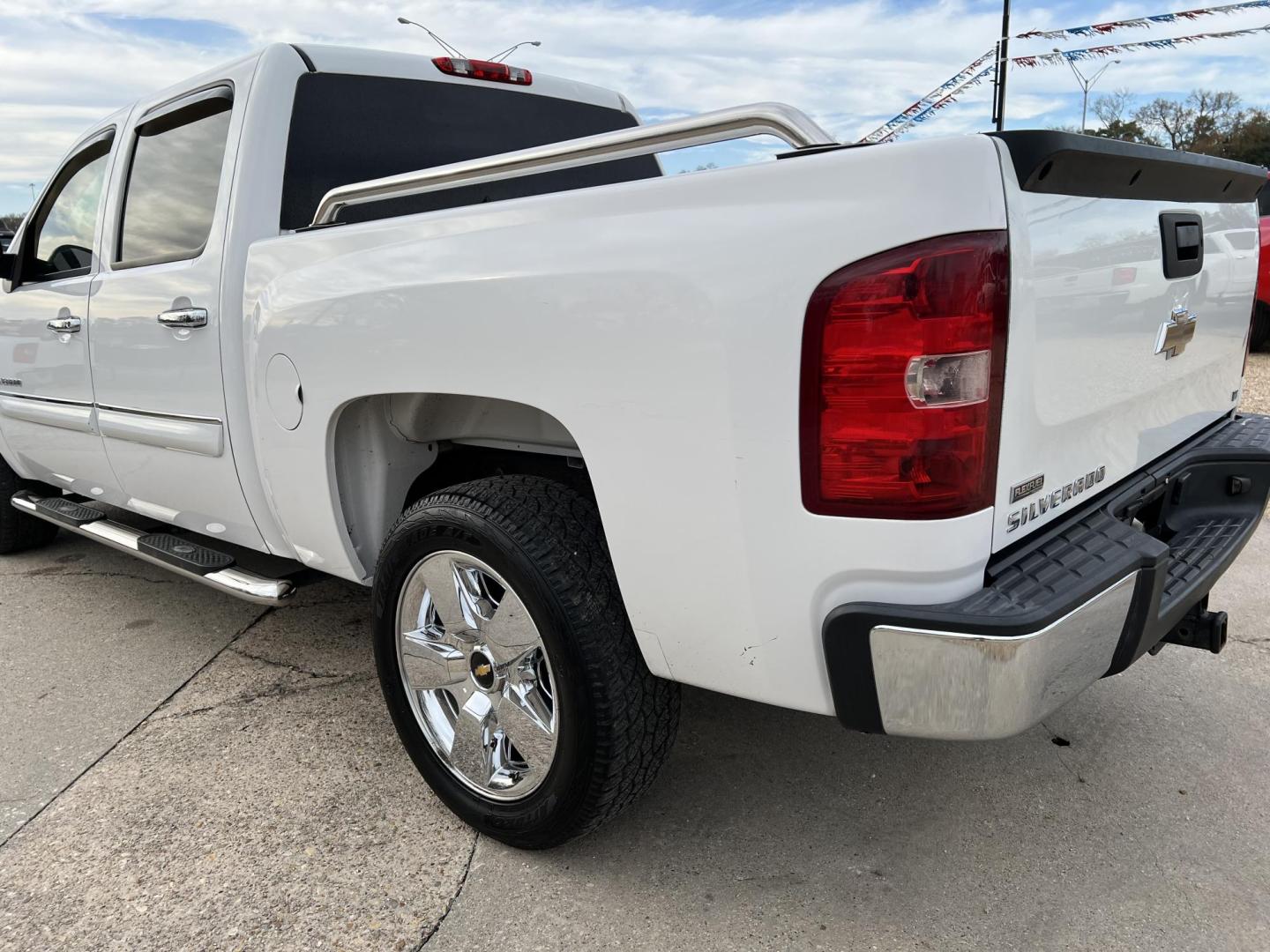 2011 White /Black Chevrolet Silverado 1500 LT (3GCPCSE08BG) with an 5.3L V8 engine, 4-Speed Automatic transmission, located at 4520 Airline Hwy, Baton Rouge, LA, 70805, (225) 357-1497, 30.509325, -91.145432 - 2011 Chevy Silverado Crew Cab LT 5.3 V8 Gas, 203K Miles, Leather Seats, Power Windows, Locks, Seats & Mirrors, Cold A/C, Tow Pkg. FOR INFO PLEASE CONTACT JEFF AT 225-413-0981 CHECK OUT OUR A+ RATING WITH THE BETTER BUSINESS BUREAU WE HAVE BEEN A FAMILY OWNED AND OPERATED BUSINESS AT THE SAME LOCATI - Photo#7