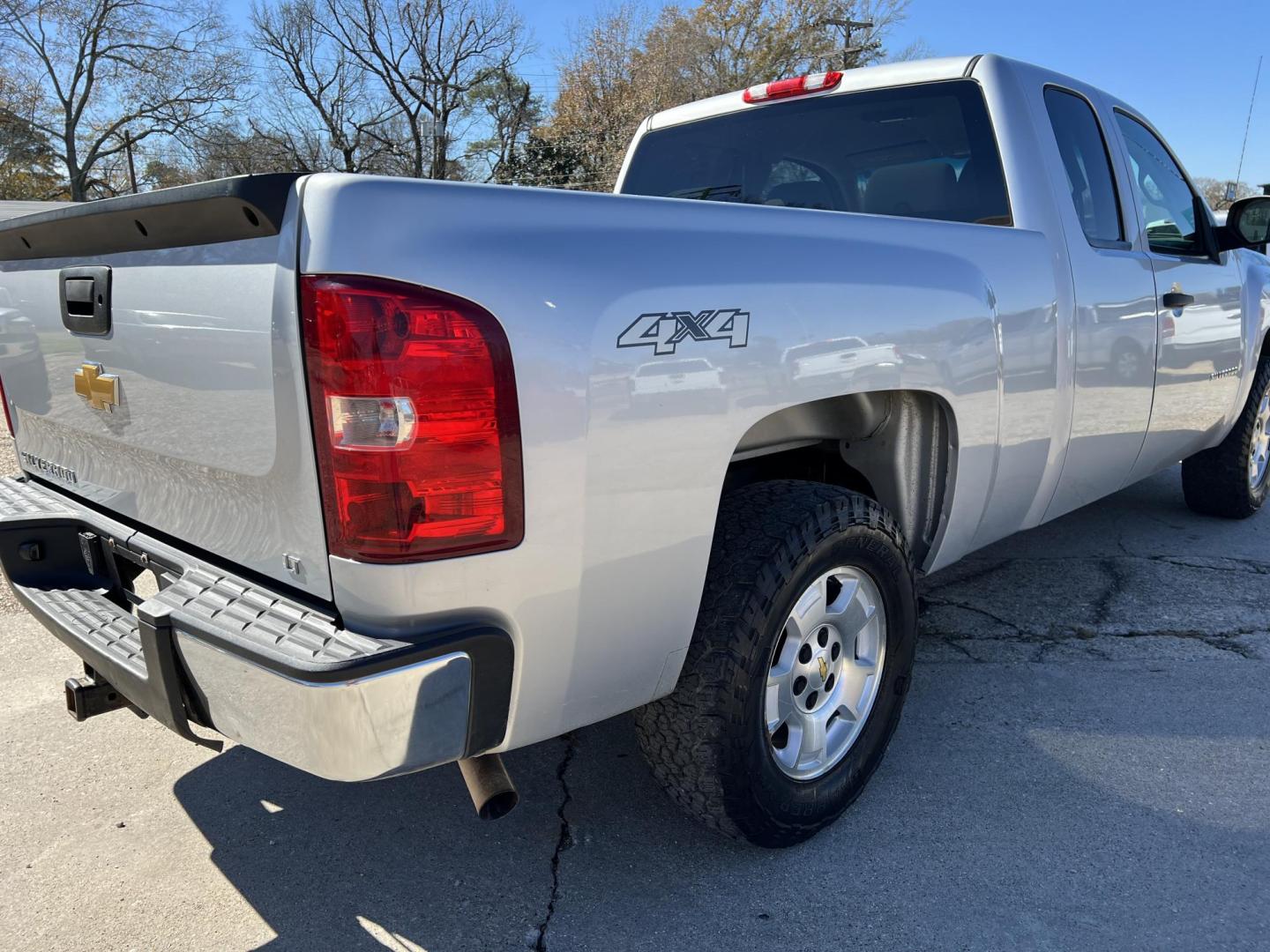 2013 Silver /Gray Chevrolet Silverado 1500 LT (1GCRKSE78DZ) with an 5.3L V8 engine, 6-Speed Automatic transmission, located at 4520 Airline Hwy, Baton Rouge, LA, 70805, (225) 357-1497, 30.509325, -91.145432 - 2013 Chevy Silverado 1500 Ext Cab LT 4WD 5.3 V8 Gas, 167K Miles, Power Windows & Locks, Cold A/C & Heat , Tow Pkg. FOR INFO PLEASE CONTACT JEFF AT 225-413-0981 CHECK OUT OUR A+ RATING WITH THE BETTER BUSINESS BUREAU WE HAVE BEEN A FAMILY OWNED AND OPERATED BUSINESS AT THE SAME LOCATION FOR OVER 45 Y - Photo#5