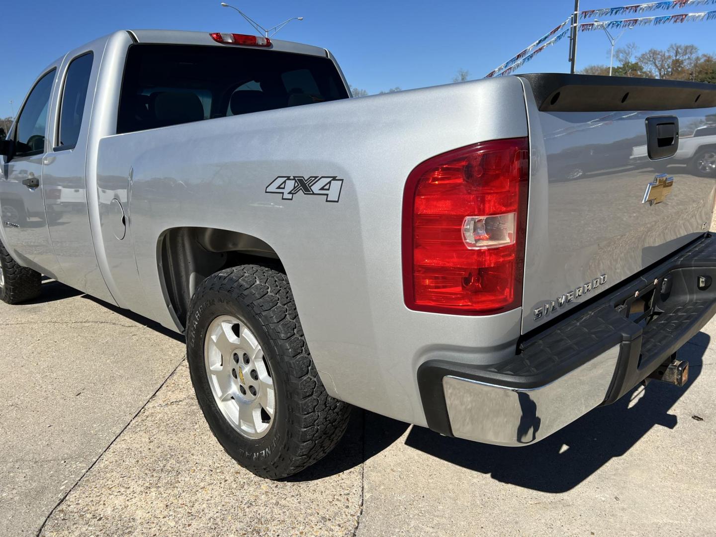 2013 Silver /Gray Chevrolet Silverado 1500 LT (1GCRKSE78DZ) with an 5.3L V8 engine, 6-Speed Automatic transmission, located at 4520 Airline Hwy, Baton Rouge, LA, 70805, (225) 357-1497, 30.509325, -91.145432 - 2013 Chevy Silverado 1500 Ext Cab LT 4WD 5.3 V8 Gas, 167K Miles, Power Windows & Locks, Cold A/C & Heat , Tow Pkg. FOR INFO PLEASE CONTACT JEFF AT 225-413-0981 CHECK OUT OUR A+ RATING WITH THE BETTER BUSINESS BUREAU WE HAVE BEEN A FAMILY OWNED AND OPERATED BUSINESS AT THE SAME LOCATION FOR OVER 45 Y - Photo#7