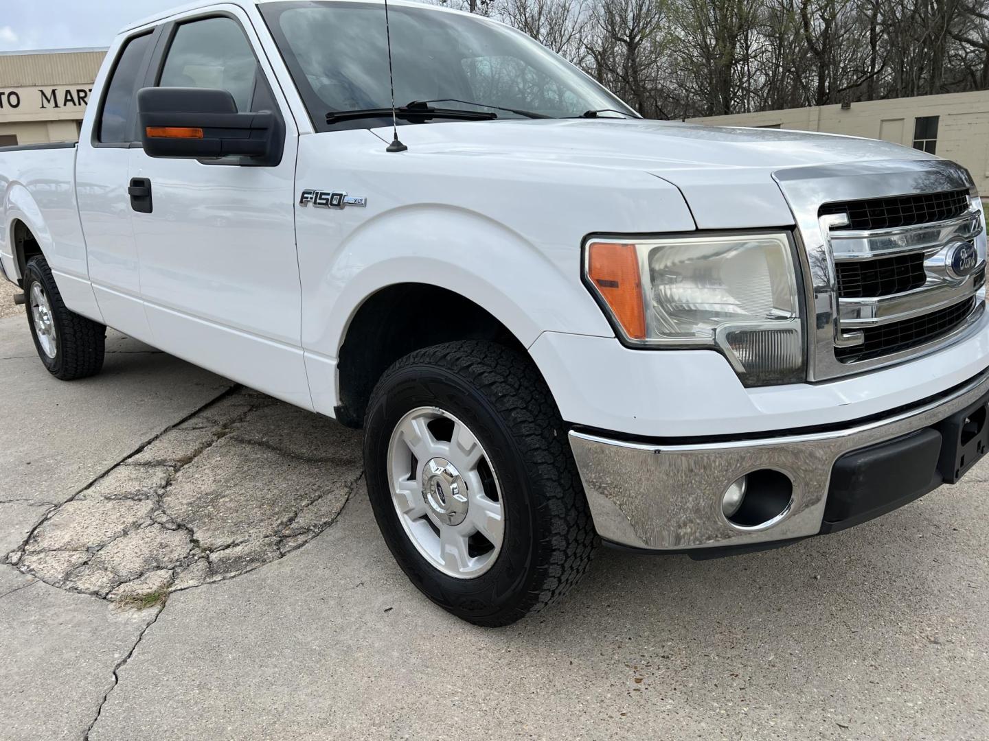 2014 White /Gray Ford F-150 XLT (1FTEX1CM6EF) with an 3.7L V6 DOHC 24V engine, 6-Speed Automatic transmission, located at 4520 Airline Hwy, Baton Rouge, LA, 70805, (225) 357-1497, 30.509325, -91.145432 - 2014 Ford F150 SuperCab XLT 3.7 V6 Gas, 185K Miles, Power Windows & Locks, Cold A/C & Heat, Tilt, Cruise, Am/Fm Stereo, Tow Pkg. FOR INFO PLEASE CONTACT JEFF AT 225-413-0981 CHECK OUT OUR A+ RATING WITH THE BETTER BUSINESS BUREAU WE HAVE BEEN A FAMILY OWNED AND OPERATED BUSINESS AT THE SAME LOCATION - Photo#3