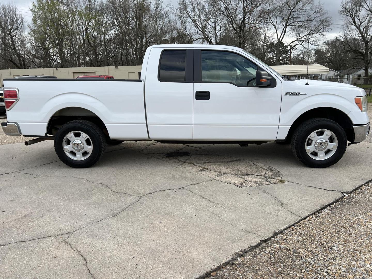 2014 White /Gray Ford F-150 XLT (1FTEX1CM6EF) with an 3.7L V6 DOHC 24V engine, 6-Speed Automatic transmission, located at 4520 Airline Hwy, Baton Rouge, LA, 70805, (225) 357-1497, 30.509325, -91.145432 - 2014 Ford F150 SuperCab XLT 3.7 V6 Gas, 185K Miles, Power Windows & Locks, Cold A/C & Heat, Tilt, Cruise, Am/Fm Stereo, Tow Pkg. FOR INFO PLEASE CONTACT JEFF AT 225-413-0981 CHECK OUT OUR A+ RATING WITH THE BETTER BUSINESS BUREAU WE HAVE BEEN A FAMILY OWNED AND OPERATED BUSINESS AT THE SAME LOCATION - Photo#4