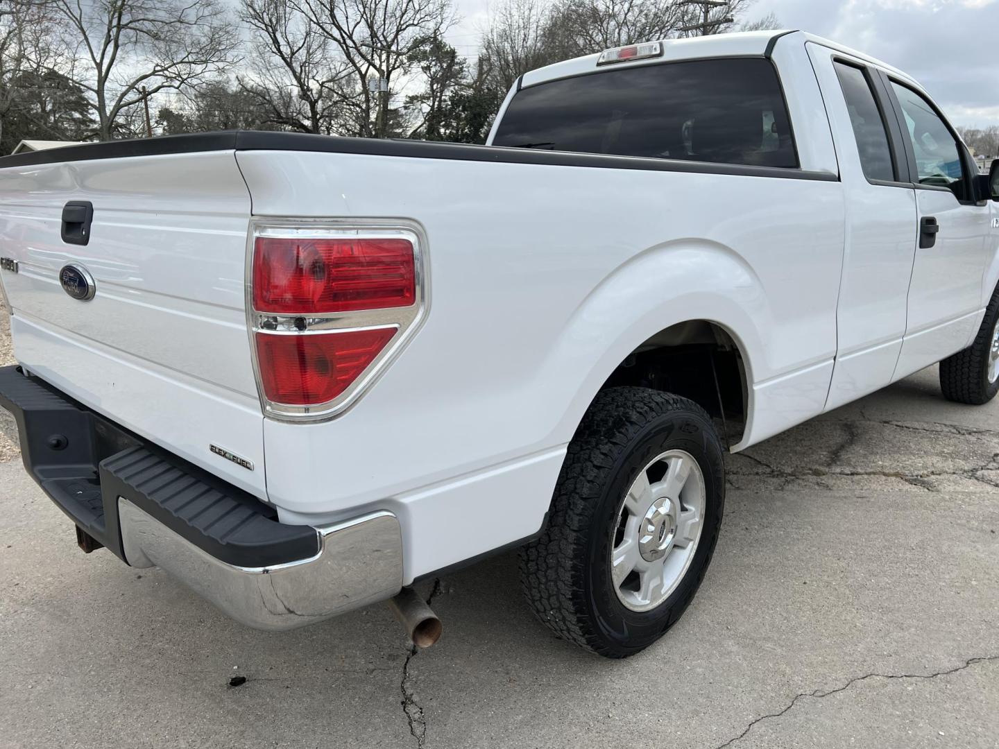 2014 White /Gray Ford F-150 XLT (1FTEX1CM6EF) with an 3.7L V6 DOHC 24V engine, 6-Speed Automatic transmission, located at 4520 Airline Hwy, Baton Rouge, LA, 70805, (225) 357-1497, 30.509325, -91.145432 - 2014 Ford F150 SuperCab XLT 3.7 V6 Gas, 185K Miles, Power Windows & Locks, Cold A/C & Heat, Tilt, Cruise, Am/Fm Stereo, Tow Pkg. FOR INFO PLEASE CONTACT JEFF AT 225-413-0981 CHECK OUT OUR A+ RATING WITH THE BETTER BUSINESS BUREAU WE HAVE BEEN A FAMILY OWNED AND OPERATED BUSINESS AT THE SAME LOCATION - Photo#5