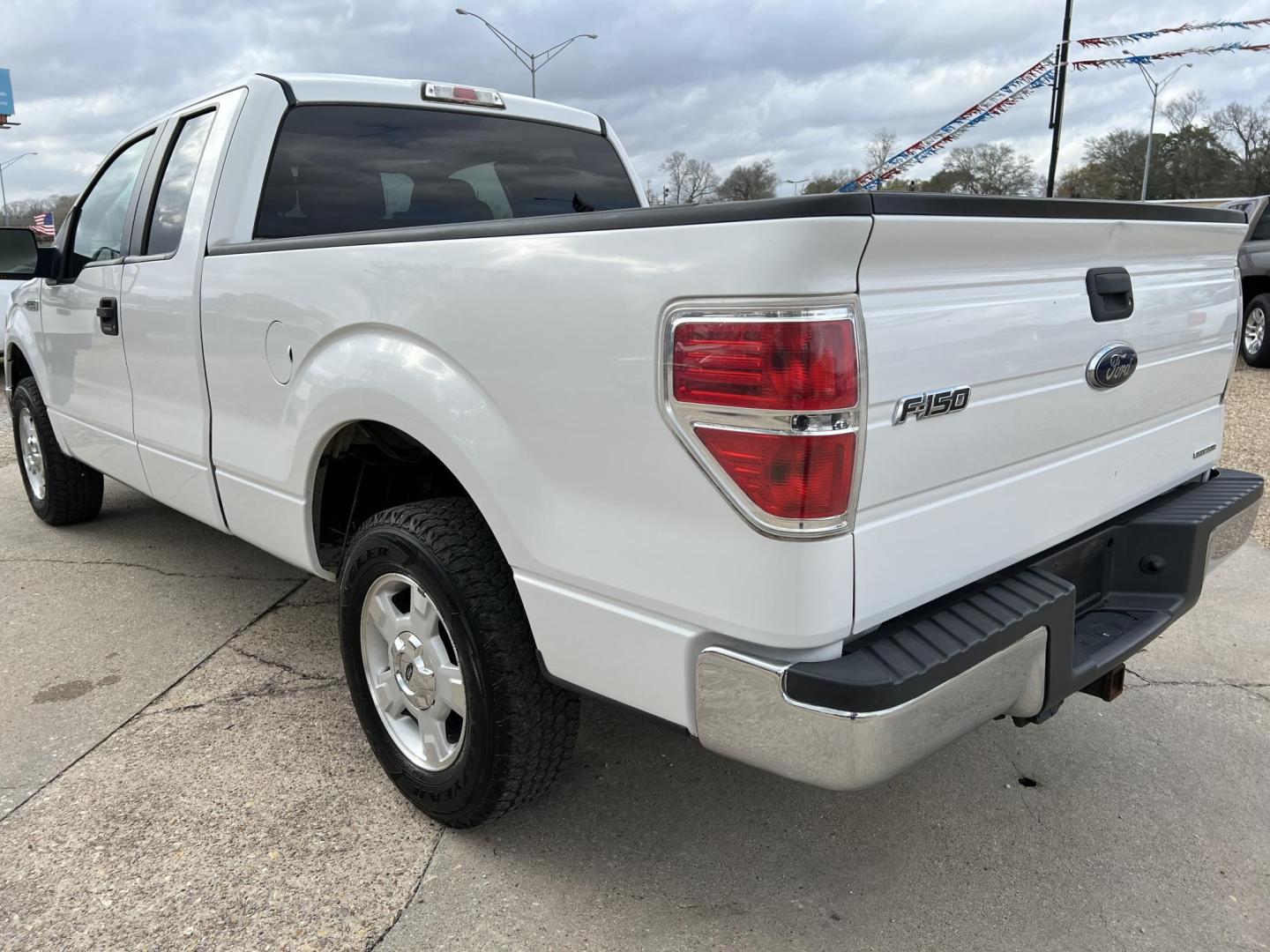 2014 White /Gray Ford F-150 XLT (1FTEX1CM6EF) with an 3.7L V6 DOHC 24V engine, 6-Speed Automatic transmission, located at 4520 Airline Hwy, Baton Rouge, LA, 70805, (225) 357-1497, 30.509325, -91.145432 - 2014 Ford F150 SuperCab XLT 3.7 V6 Gas, 185K Miles, Power Windows & Locks, Cold A/C & Heat, Tilt, Cruise, Am/Fm Stereo, Tow Pkg. FOR INFO PLEASE CONTACT JEFF AT 225-413-0981 CHECK OUT OUR A+ RATING WITH THE BETTER BUSINESS BUREAU WE HAVE BEEN A FAMILY OWNED AND OPERATED BUSINESS AT THE SAME LOCATION - Photo#7