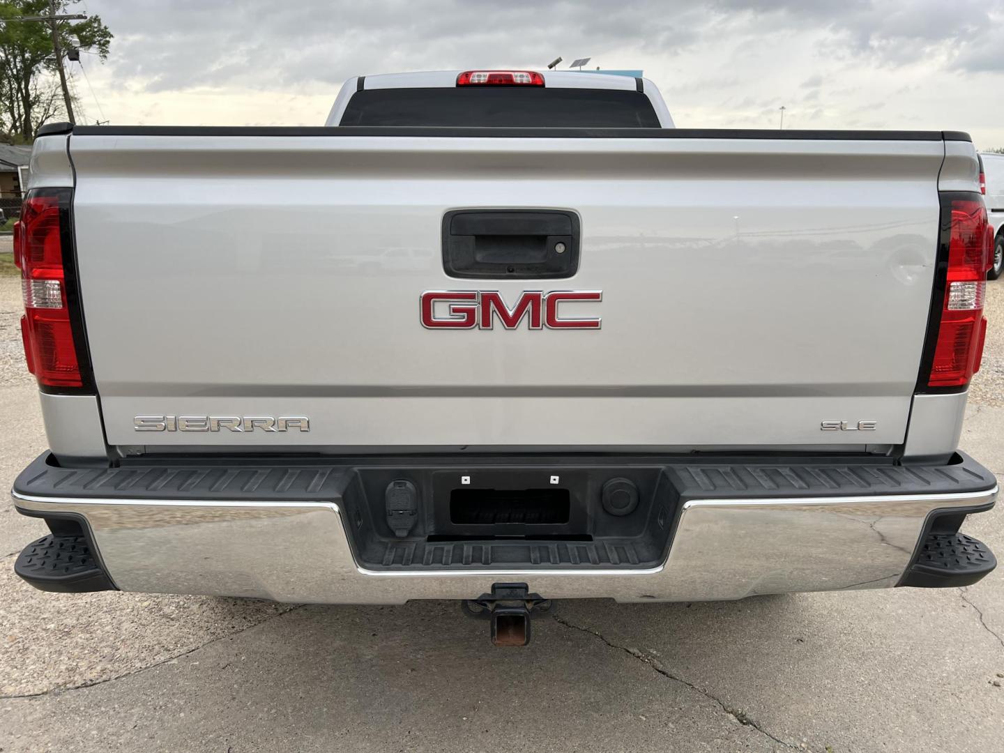 2017 Silver /Gray GMC Sierra 1500 SLE (1GTR1MEC0HZ) with an 5.3L V8 OHV 16V engine, 6-Speed Automatic transmission, located at 4520 Airline Hwy, Baton Rouge, LA, 70805, (225) 357-1497, 30.509325, -91.145432 - 2017 GMC Sierra 1500 SLE **ONE OWNER & NO ACCIDENTS** 5.3 V8 Gas, 145K Miles, Power Windows, Locks & Mirrors, 6 Passenger Seating, A/C & Heat, Rear Camera, Towing Package. FOR INFORMATION, PLEASE CONTACT JEFF AT 225-413-0981 CHECK OUT OUR A+ RATING WITH THE BETTER BUSINESS BUREAU WE HAVE BEEN A FAM - Photo#6