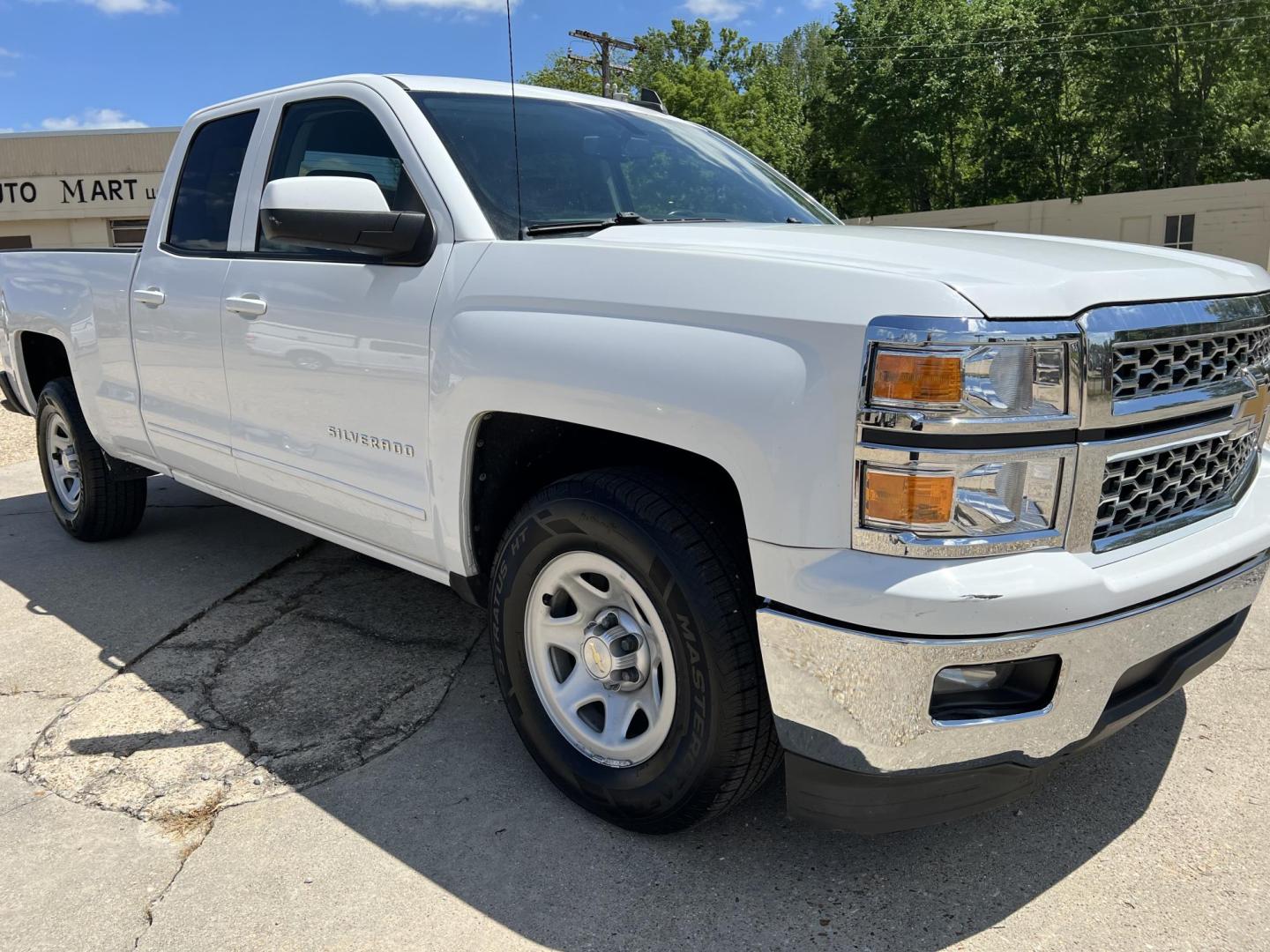 2015 White /Gray Chevrolet Silverado 1500 LT (1GCRCREC6FZ) with an 5.3L V8 OHV 16V engine, 6-Speed Automatic transmission, located at 4520 Airline Hwy, Baton Rouge, LA, 70805, (225) 357-1497, 30.509325, -91.145432 - 2015 Chevy Silverado Double Cab LT 5.3 V8 Gas, 238K Miles, Power Windows, Locks & Mirrors, 6 Passenger Seating, A/C & Heat, Rear Camera, Spray In Liner, Towing Package, Truck Does Have Minor Dents & Scratches. FOR INFORMATION, PLEASE CONTACT JEFF AT 225-413-0981 CHECK OUT OUR A+ RATING WITH THE B - Photo#3